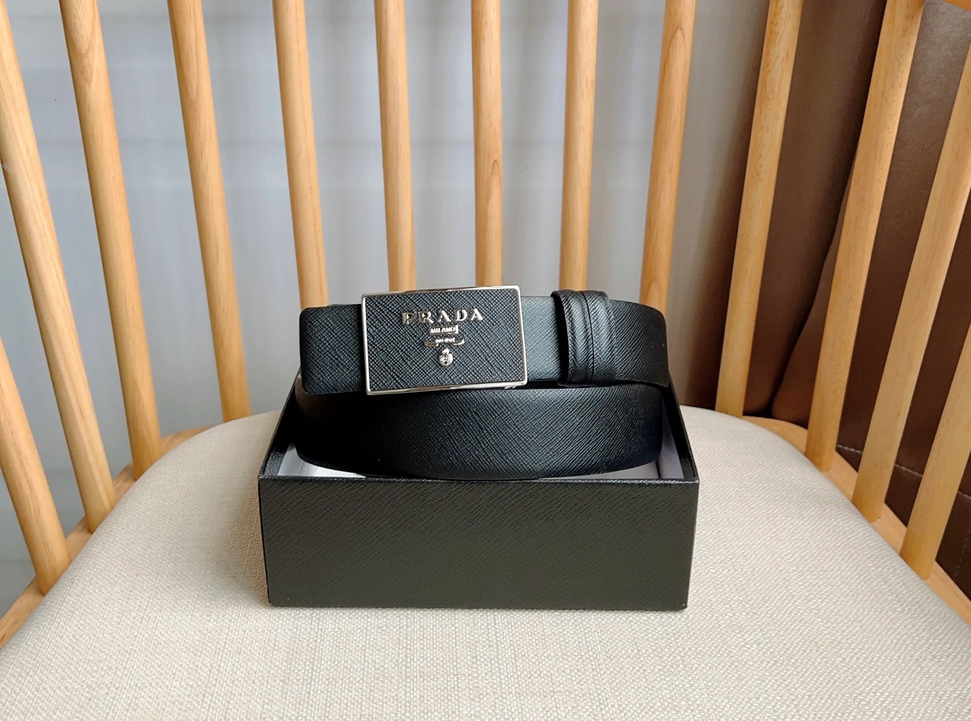 💰480💰Complete package💰 💍Purchasing-grade latest model from PRADA counter 🎉🎉🎉 This buckle-style belt is from the multi-functional combined accessories series and can be matched as you like. The buckle is decorated with an engraved logo. The simple silhouette shows unique characteristics and modernity, presenting a refined texture. Width: 3.5cm