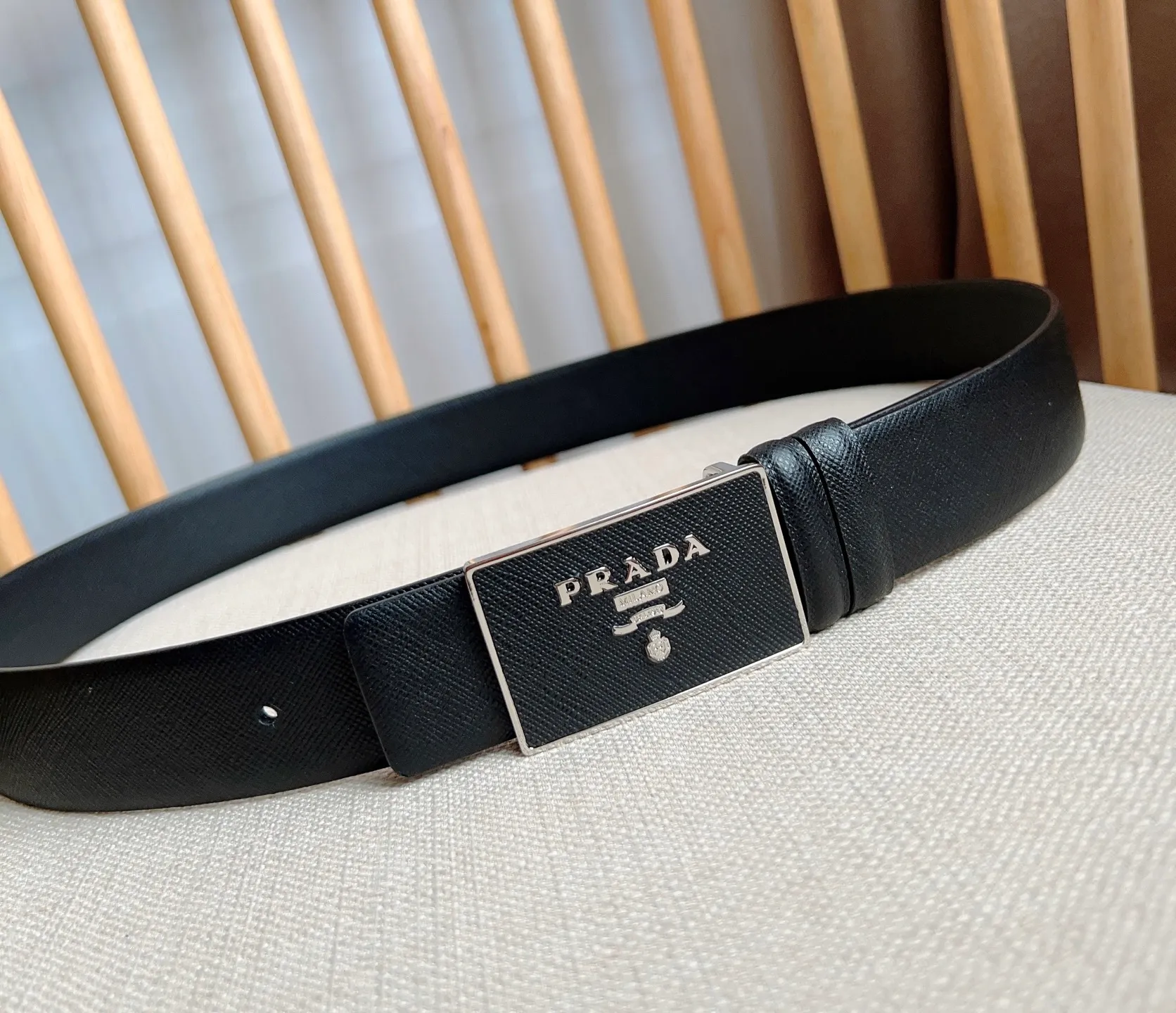 💰480💰Complete package💰 💍Purchasing-grade latest model from PRADA counter 🎉🎉🎉 This buckle-style belt is from the multi-functional combined accessories series and can be matched as you like. The buckle is decorated with an engraved logo. The simple silhouette shows unique characteristics and modernity, presenting a refined texture. Width: 3.5cm