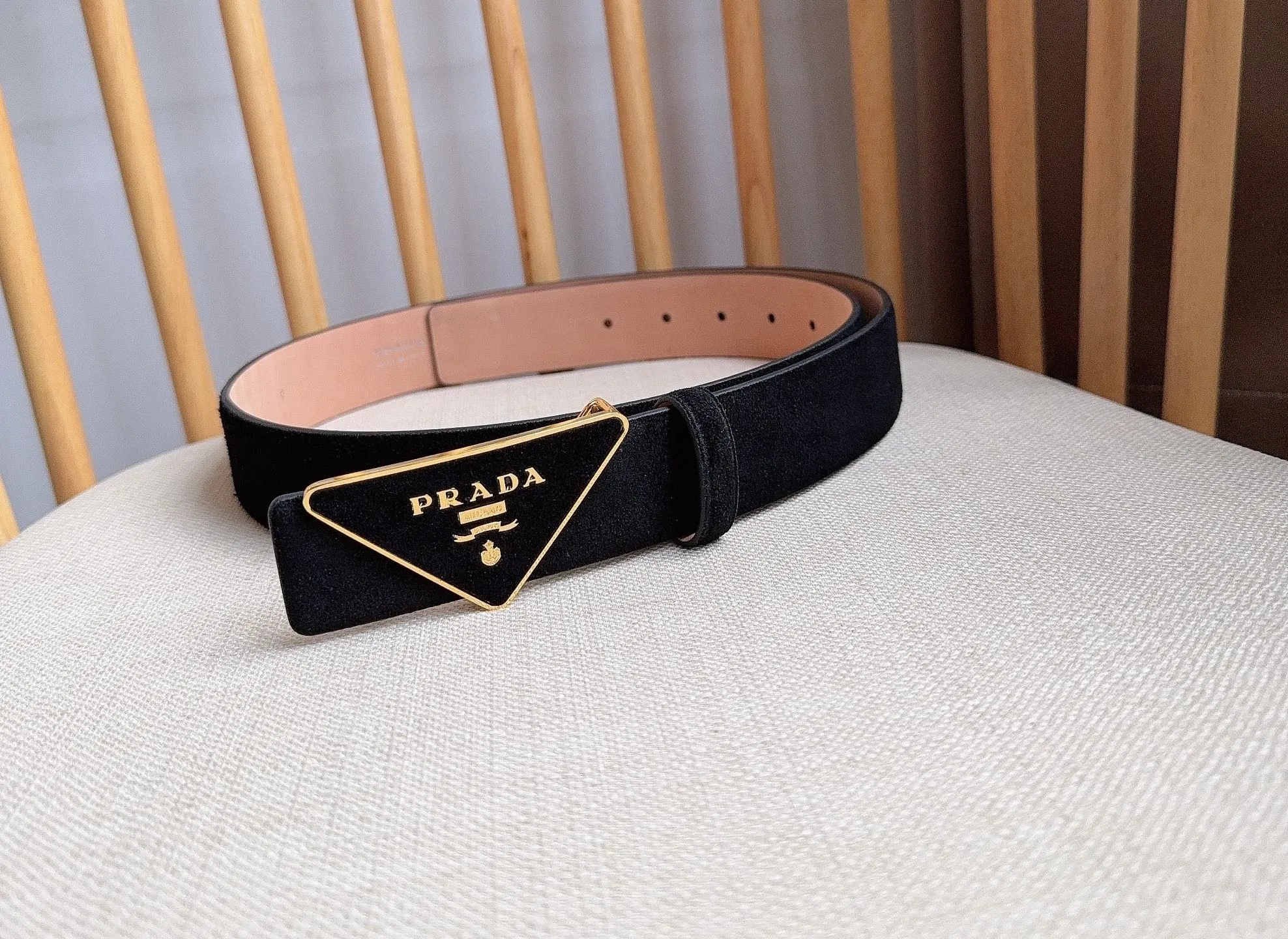 💰460💰Full package💰 💍Purchase level PRADA (Prada) ⚡️🌹Latest model at the counter 🎉🎉🎉 This soft suede leather belt has a simple and exquisite design. The triangular logo metal buckle adds the finishing touch to modern accessories. It has unique features and modernity, presenting a refined texture. ⚡️🌹Width: 3.5cm
