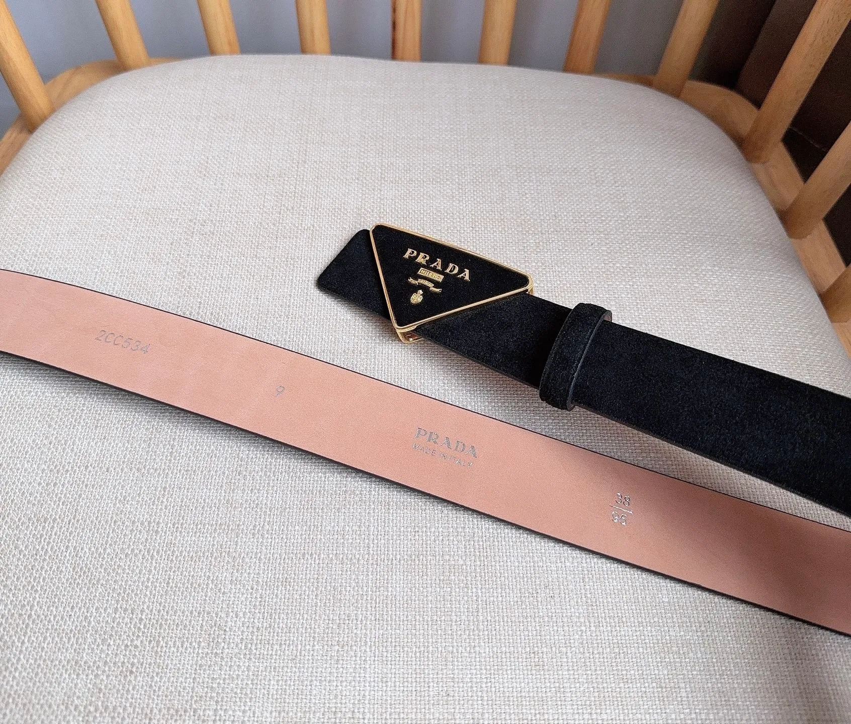 💰460💰Full package💰 💍Purchase level PRADA (Prada) ⚡️🌹Latest model at the counter 🎉🎉🎉 This soft suede leather belt has a simple and exquisite design. The triangular logo metal buckle adds the finishing touch to modern accessories. It has unique features and modernity, presenting a refined texture. ⚡️🌹Width: 3.5cm