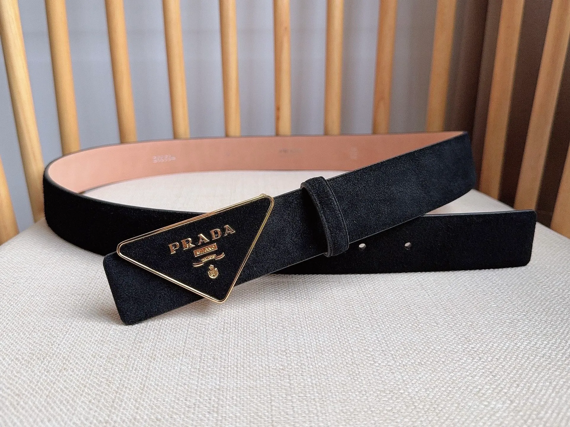 💰460💰Full package💰 💍Purchase level PRADA (Prada) ⚡️🌹Latest model at the counter 🎉🎉🎉 This soft suede leather belt has a simple and exquisite design. The triangular logo metal buckle adds the finishing touch to modern accessories. It has unique features and modernity, presenting a refined texture. ⚡️🌹Width: 3.5cm