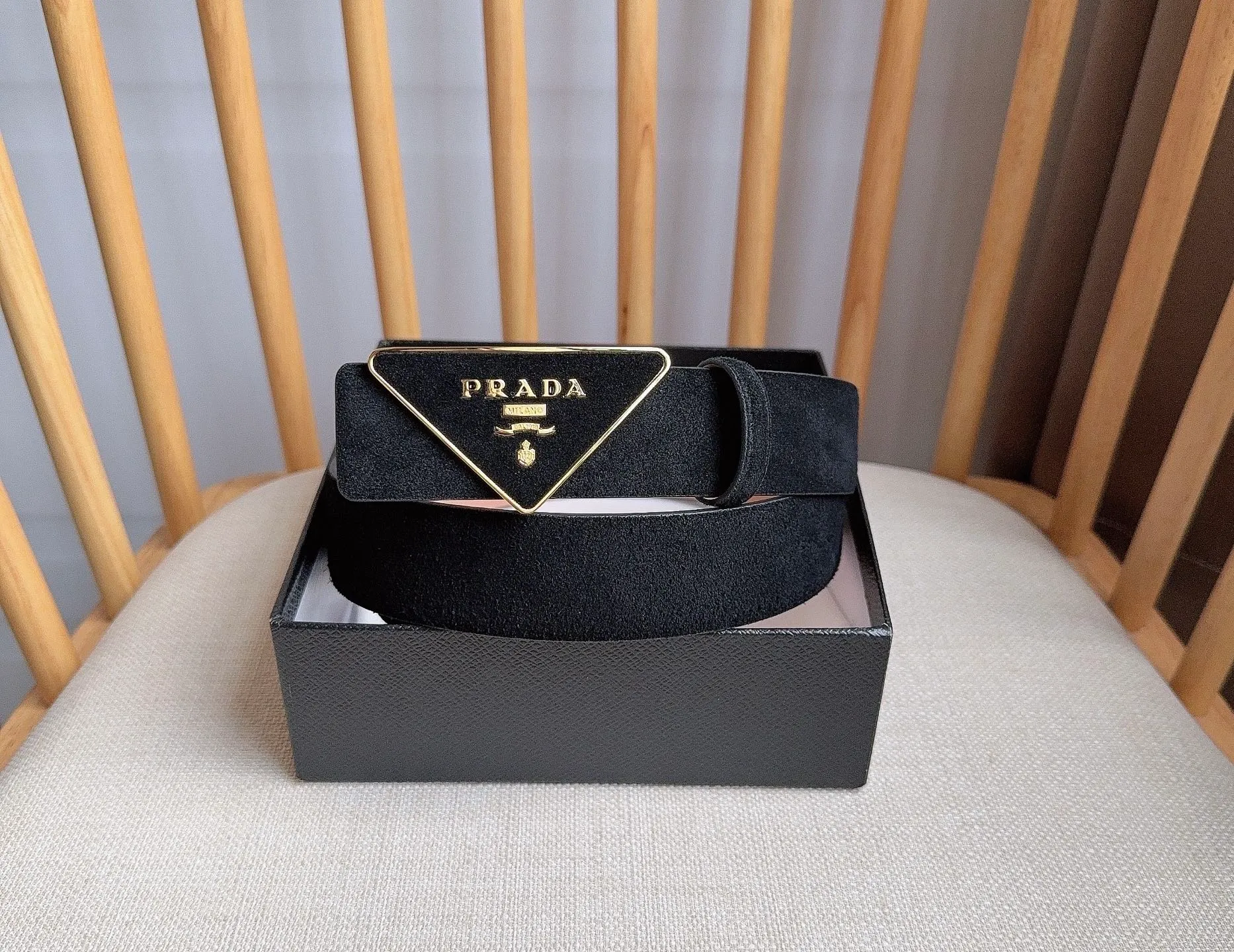 💰460💰Full package💰 💍Purchase level PRADA (Prada) ⚡️🌹Latest model at the counter 🎉🎉🎉 This soft suede leather belt has a simple and exquisite design. The triangular logo metal buckle adds the finishing touch to modern accessories. It has unique features and modernity, presenting a refined texture. ⚡️🌹Width: 3.5cm