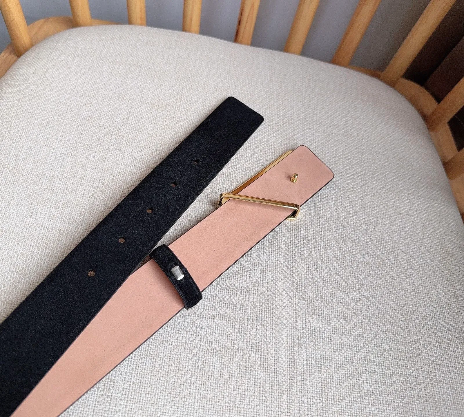 💰460💰Full package💰 💍Purchase level PRADA (Prada) ⚡️🌹Latest model at the counter 🎉🎉🎉 This soft suede leather belt has a simple and exquisite design. The triangular logo metal buckle adds the finishing touch to modern accessories. It has unique features and modernity, presenting a refined texture. ⚡️🌹Width: 3.5cm
