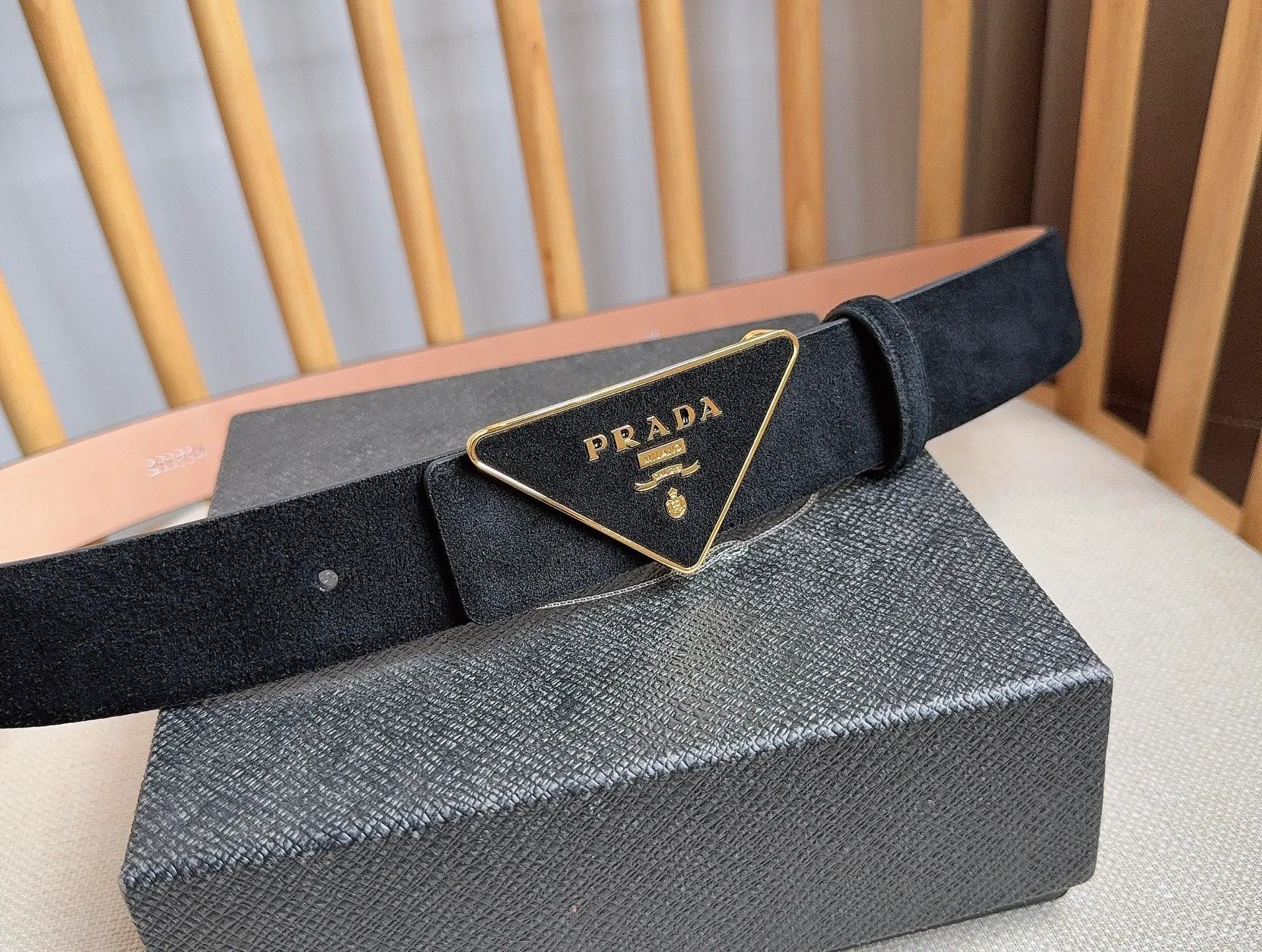 💰460💰Full package💰 💍Purchase level PRADA (Prada) ⚡️🌹Latest model at the counter 🎉🎉🎉 This soft suede leather belt has a simple and exquisite design. The triangular logo metal buckle adds the finishing touch to modern accessories. It has unique features and modernity, presenting a refined texture. ⚡️🌹Width: 3.5cm