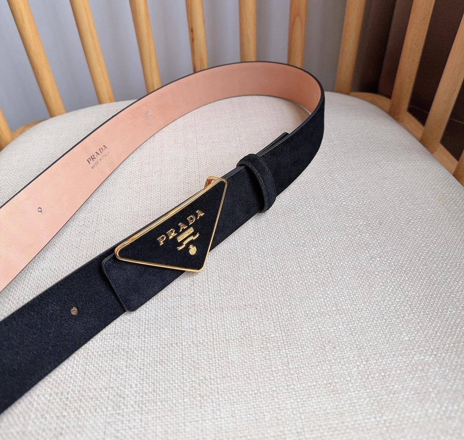 💰460💰Full package💰 💍Purchase level PRADA (Prada) ⚡️🌹Latest model at the counter 🎉🎉🎉 This soft suede leather belt has a simple and exquisite design. The triangular logo metal buckle adds the finishing touch to modern accessories. It has unique features and modernity, presenting a refined texture. ⚡️🌹Width: 3.5cm