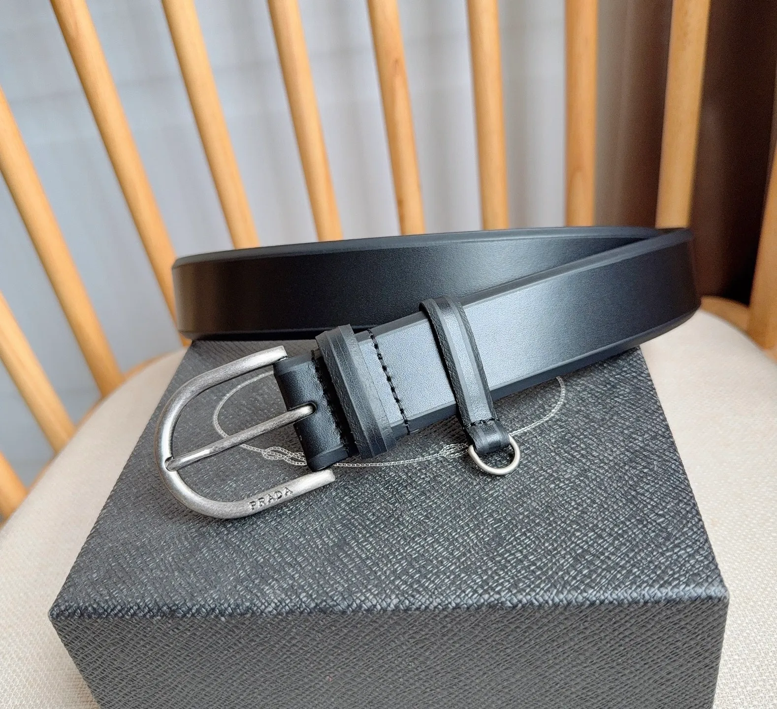 💰460💰Full package💰 💍Purchasing agent level PRADA⚡️🌹The latest model at the counter 🎉🎉🎉 This belt shows contemporary style with exquisite handmade details. It is made of leather and has a metal buckle to outline a smooth arc. As a finishing touch, it has unique characteristics and modernity, presenting a refined texture. Width: 3.5cm