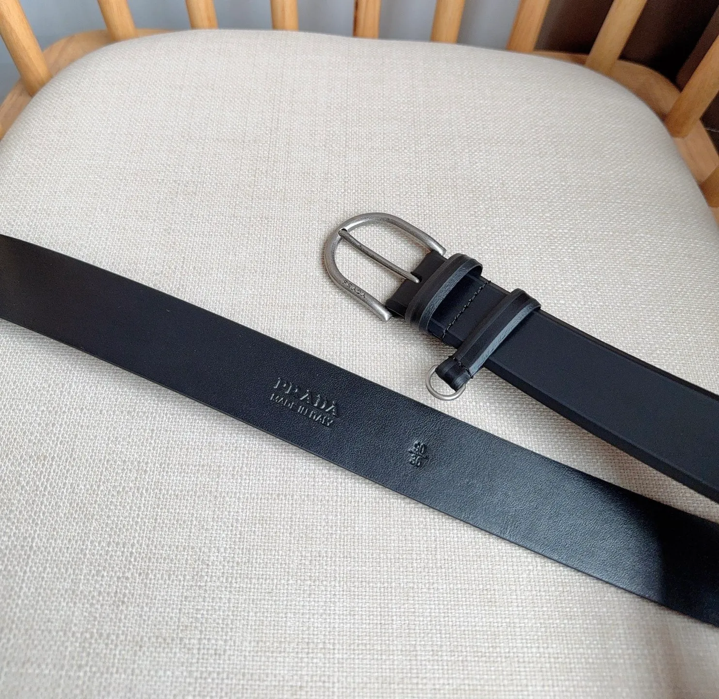 💰460💰Full package💰 💍Purchasing agent level PRADA⚡️🌹The latest model at the counter 🎉🎉🎉 This belt shows contemporary style with exquisite handmade details. It is made of leather and has a metal buckle to outline a smooth arc. As a finishing touch, it has unique characteristics and modernity, presenting a refined texture. Width: 3.5cm