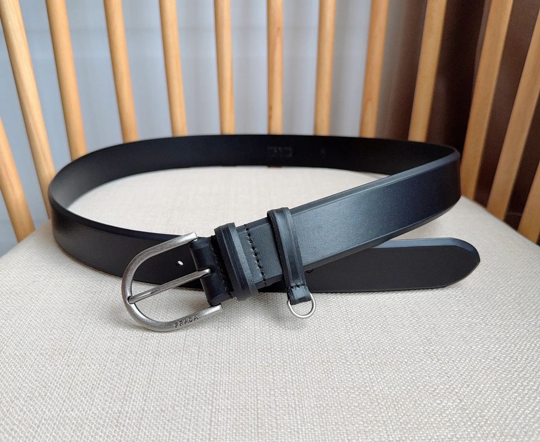 💰460💰Full package💰 💍Purchasing agent level PRADA⚡️🌹The latest model at the counter 🎉🎉🎉 This belt shows contemporary style with exquisite handmade details. It is made of leather and has a metal buckle to outline a smooth arc. As a finishing touch, it has unique characteristics and modernity, presenting a refined texture. Width: 3.5cm