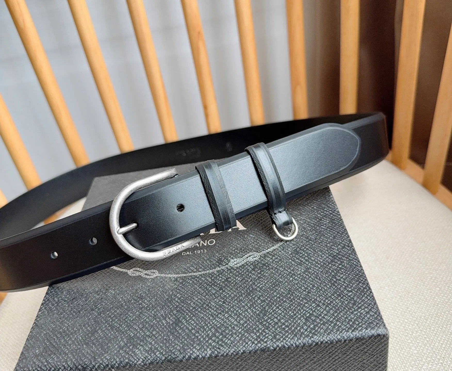 💰460💰Full package💰 💍Purchasing agent level PRADA⚡️🌹The latest model at the counter 🎉🎉🎉 This belt shows contemporary style with exquisite handmade details. It is made of leather and has a metal buckle to outline a smooth arc. As a finishing touch, it has unique characteristics and modernity, presenting a refined texture. Width: 3.5cm