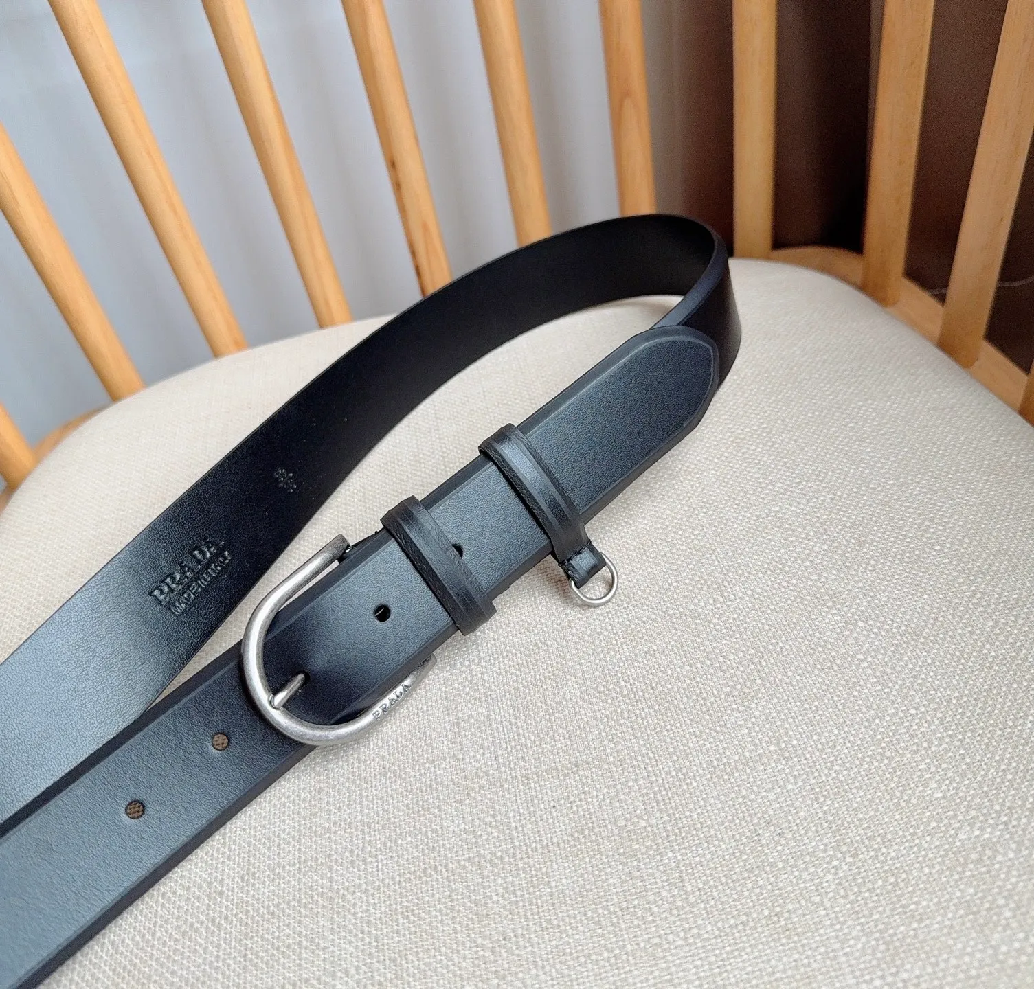 💰460💰Full package💰 💍Purchasing agent level PRADA⚡️🌹The latest model at the counter 🎉🎉🎉 This belt shows contemporary style with exquisite handmade details. It is made of leather and has a metal buckle to outline a smooth arc. As a finishing touch, it has unique characteristics and modernity, presenting a refined texture. Width: 3.5cm