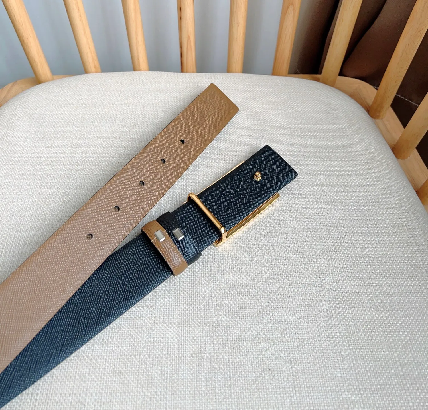 💰480💰Complete package💰 💍Purchasing-grade latest model from PRADA counter 🎉🎉🎉 This buckle-style belt is from the multi-functional combined accessories series and can be matched as you like. The buckle is decorated with an engraved logo. The simple silhouette shows unique characteristics and modernity, presenting a refined texture. Width: 3.5cm