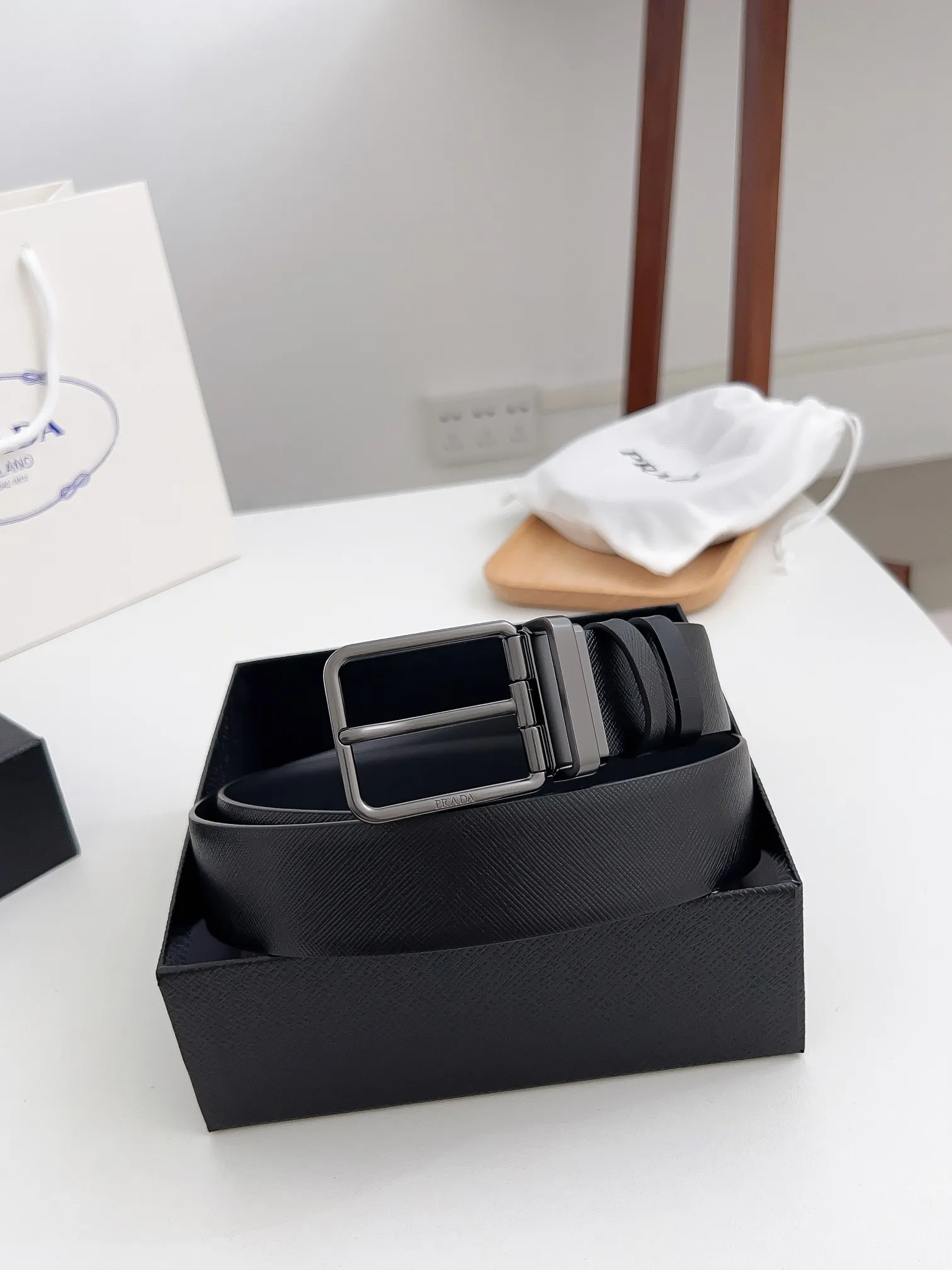 💰480💰Full package💰 💍Purchasing-grade Prada high-quality goods Width 3.5cm Grained first-layer calfskin, exquisite diagonal stitching. Italian Finnis oil edge, buckle: pure copper buckle Size: 100-125cm