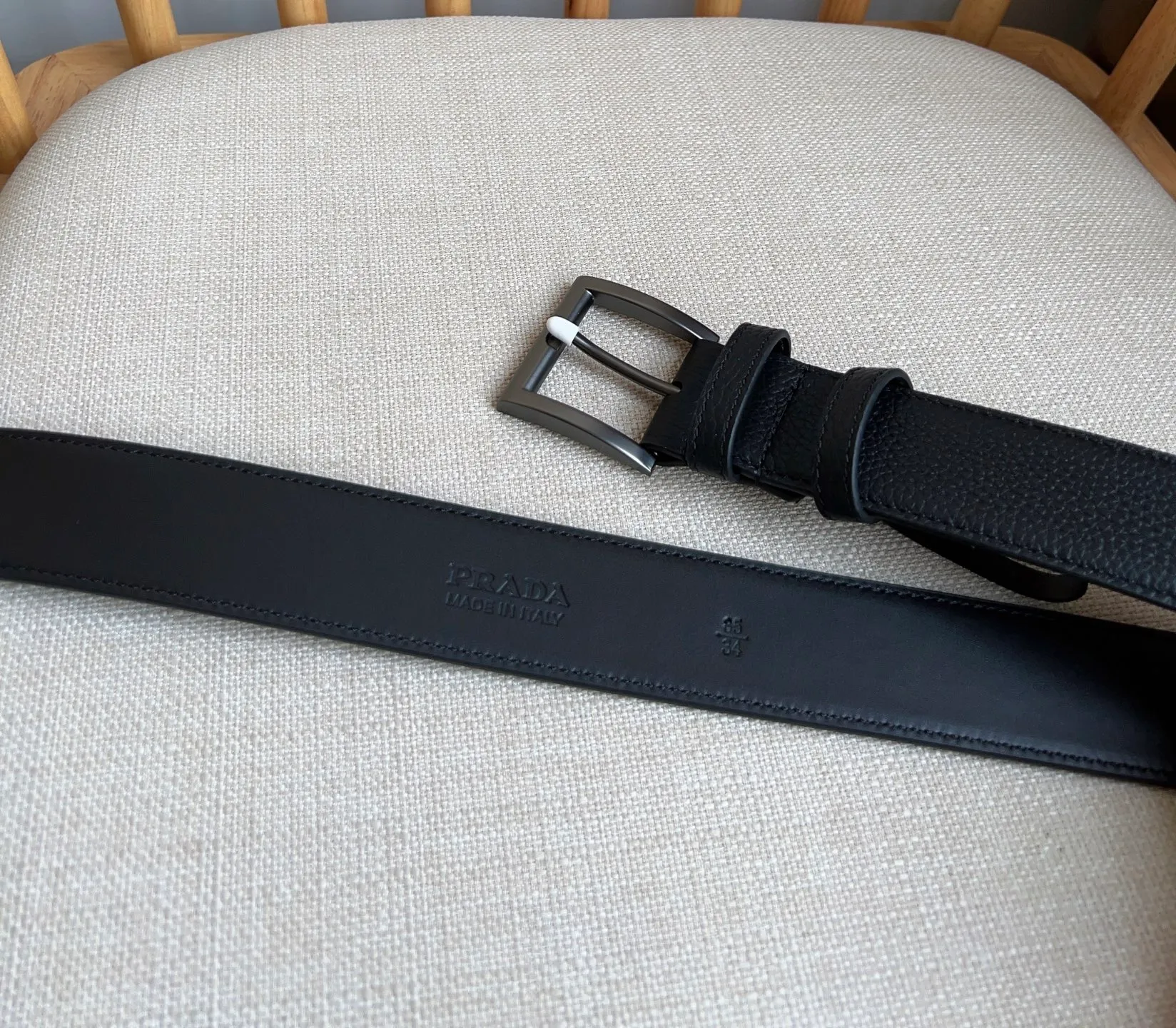 💰480💰Full package💰 💍Purchase-grade latest model from PRADA counters. The tip of this leather belt is decorated with the iconic enameled metal triangle logo. This logo was designed by Mario Prada. It first appeared on the brand's suitcase in 1913. Width 3.5cm