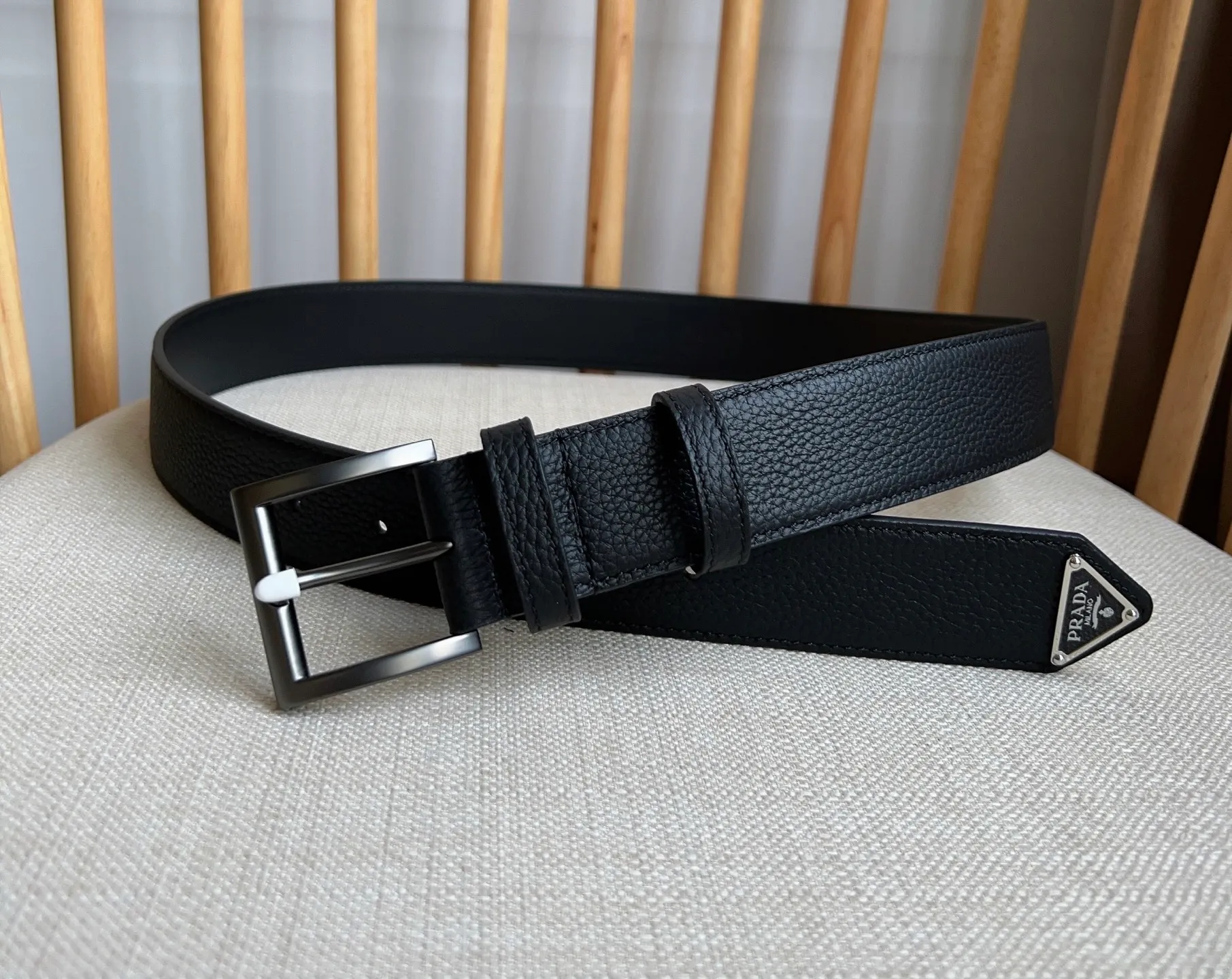 💰480💰Full package💰 💍Purchase-grade latest model from PRADA counters. The tip of this leather belt is decorated with the iconic enameled metal triangle logo. This logo was designed by Mario Prada. It first appeared on the brand's suitcase in 1913. Width 3.5cm