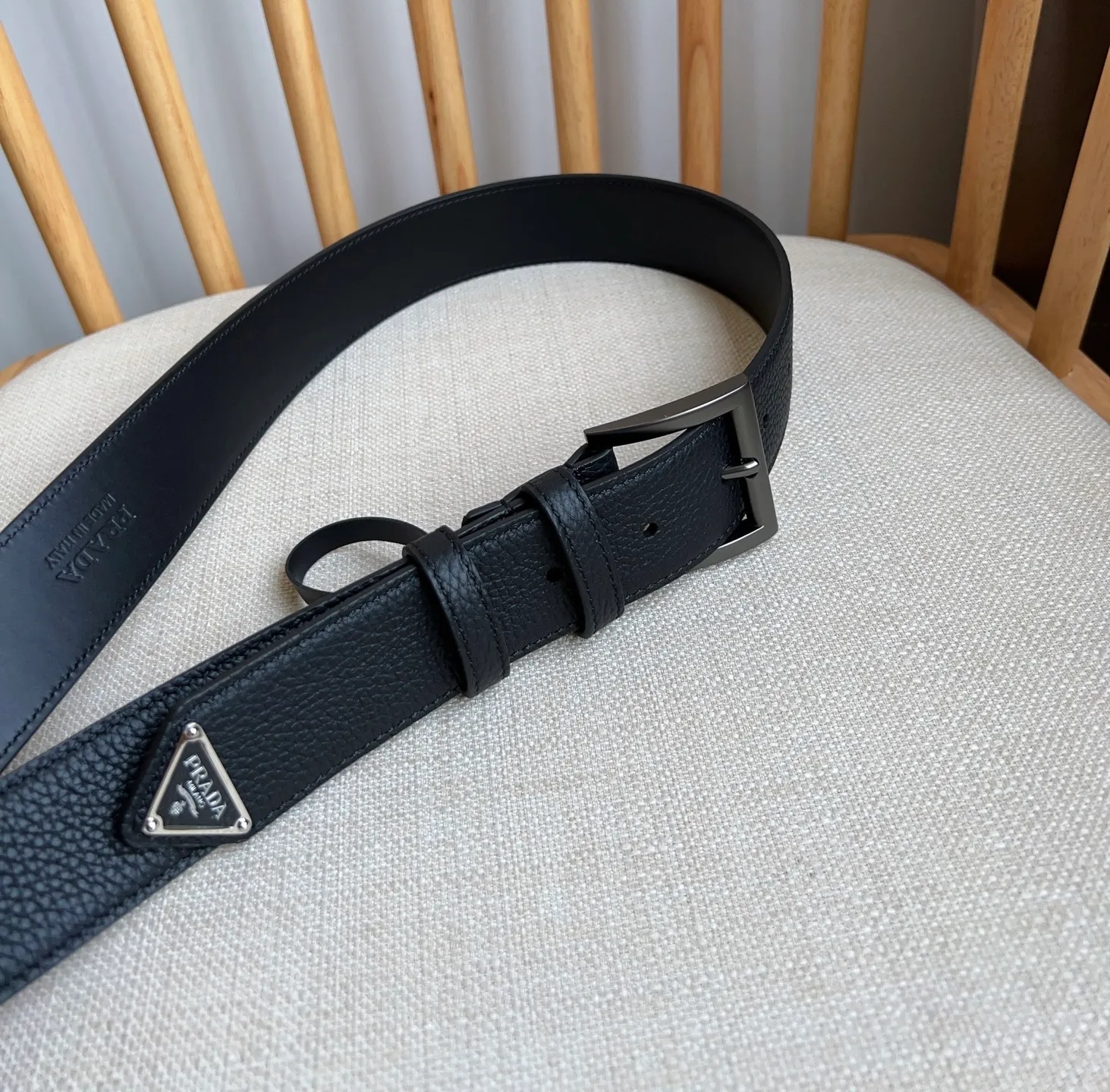 💰480💰Full package💰 💍Purchase-grade latest model from PRADA counters. The tip of this leather belt is decorated with the iconic enameled metal triangle logo. This logo was designed by Mario Prada. It first appeared on the brand's suitcase in 1913. Width 3.5cm