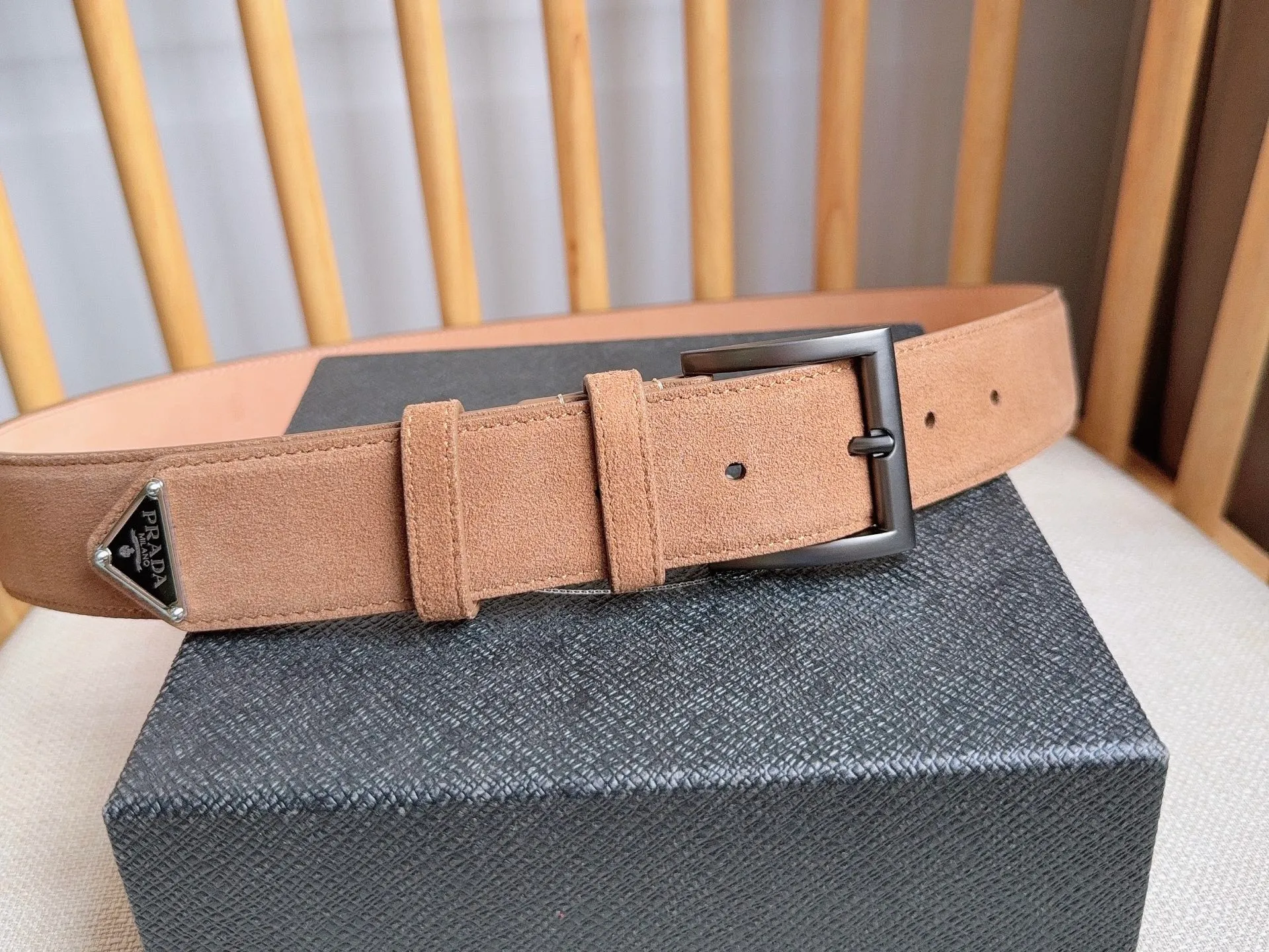 💰480💰Full package💰 💍Purchase-grade PRADA (Prada) ⚡️🌹The latest model at the counter. This suede leather belt has a simple yet exquisite style. The end is eye-catchingly decorated with an enamel triangular metal logo⚡️🌹It is the brand's iconic material. Unisex Width 3.5cm