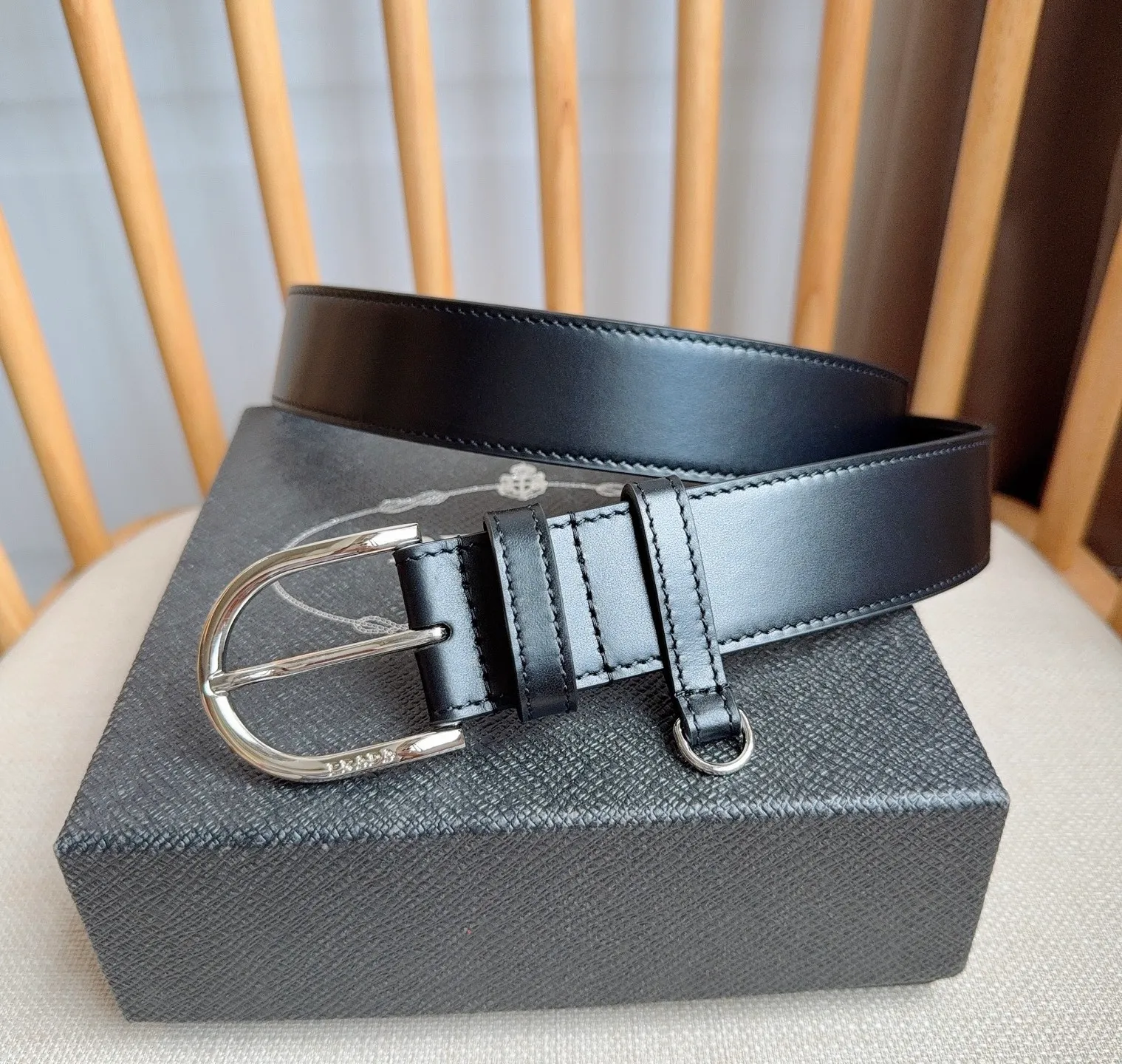 💰460💰Full package💰 💍Purchasing agent level PRADA⚡️🌹The latest model at the counter 🎉🎉🎉 This belt shows contemporary style with exquisite handmade details. It is made of leather and has a metal buckle to outline a smooth arc. As a finishing touch, it has unique characteristics and modernity, presenting a refined texture. Width: 3.5cm