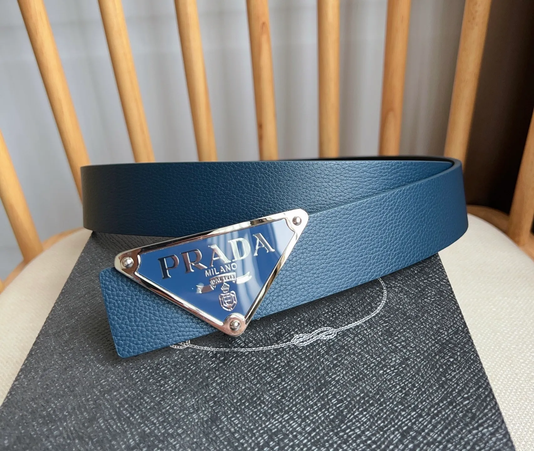 💰480💰Complete package💰 💍Purchasing-grade latest model from PRADA counter 🎉🎉🎉 This buckle-style belt is from the multifunctional modular accessories series and can be matched as you like. The triangular logo shows its unique characteristics and modernity through the universal simple silhouette, presenting a refined texture. Width: 3.5cm