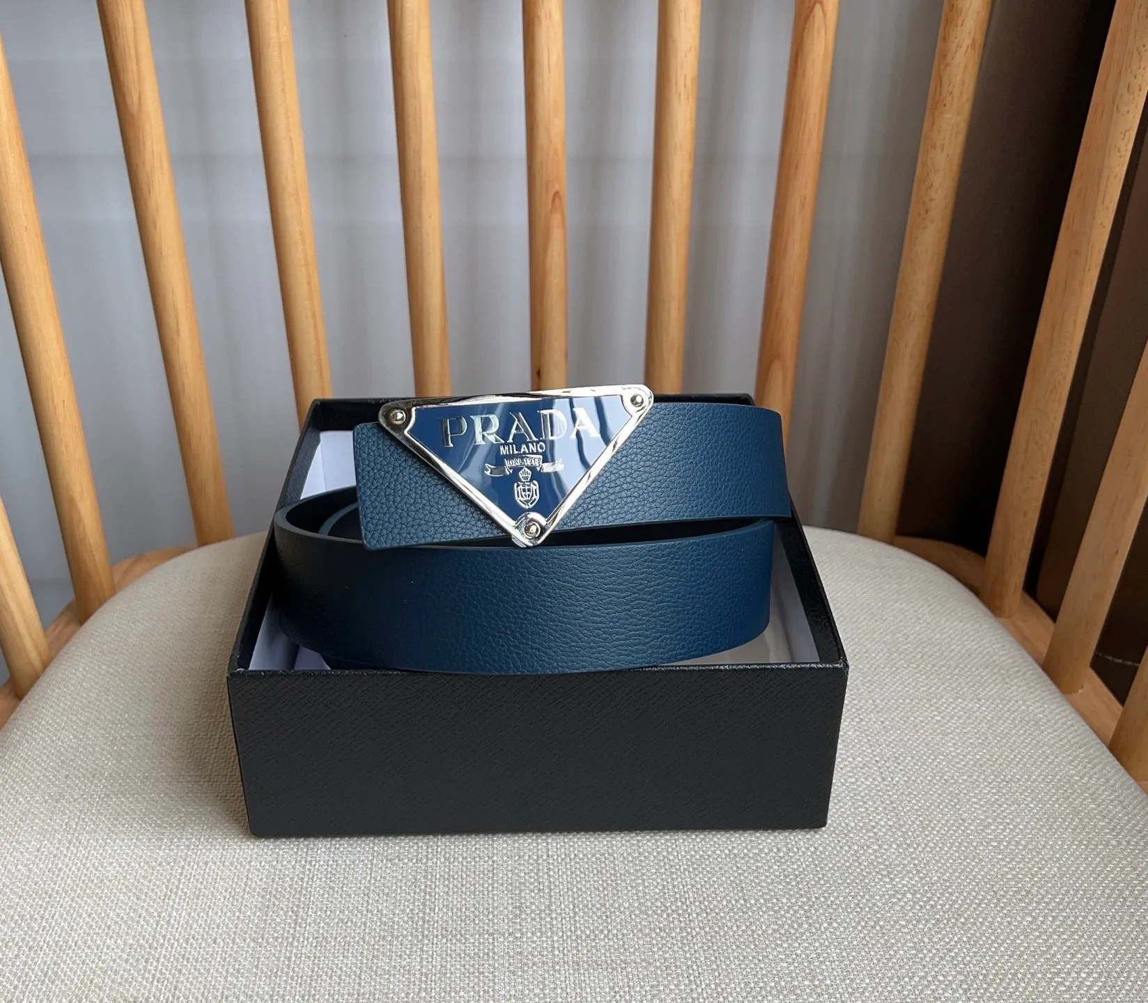 💰480💰Complete package💰 💍Purchasing-grade latest model from PRADA counter 🎉🎉🎉 This buckle-style belt is from the multifunctional modular accessories series and can be matched as you like. The triangular logo shows its unique characteristics and modernity through the universal simple silhouette, presenting a refined texture. Width: 3.5cm