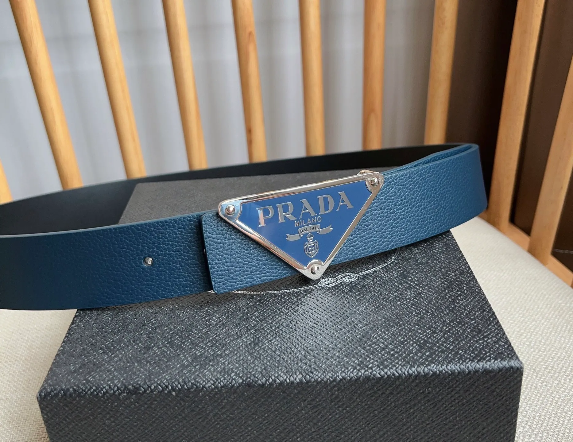 💰480💰Complete package💰 💍Purchasing-grade latest model from PRADA counter 🎉🎉🎉 This buckle-style belt is from the multifunctional modular accessories series and can be matched as you like. The triangular logo shows its unique characteristics and modernity through the universal simple silhouette, presenting a refined texture. Width: 3.5cm