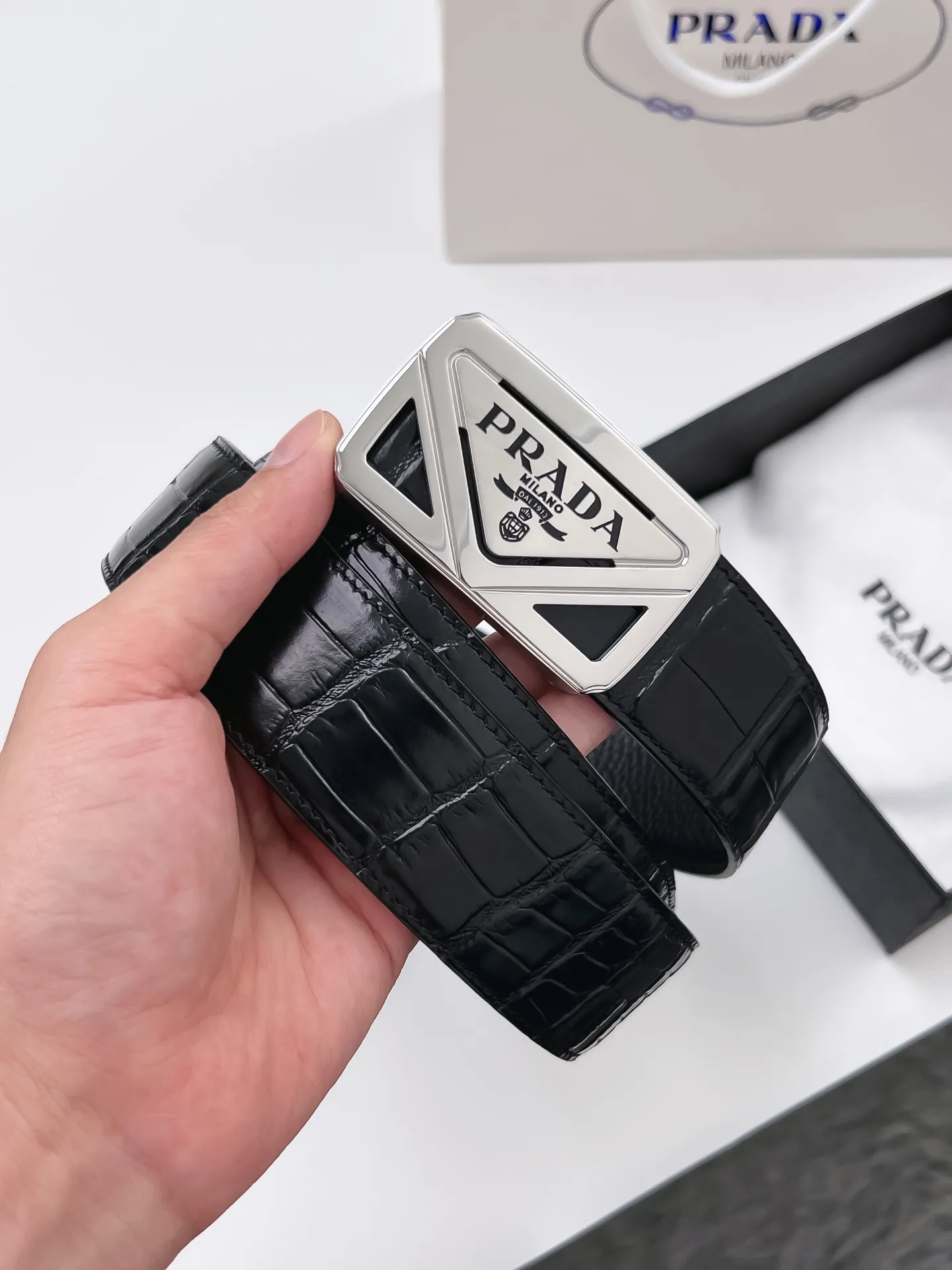 💰480💰Authentic packaging💰 💍Purchasing agent grade Prada Width 3.9CM The surface is made of first-layer cowhide with pressed crocodile pattern, highly simulated crocodile, good-looking and durable, first-layer pebbled bottom leather, double-sided. High-end texture, exquisite workmanship. The first choice for quality men. High-quality pure steel buckle (gold and silver) Size: 100-125CM Packaging: full set of packaging