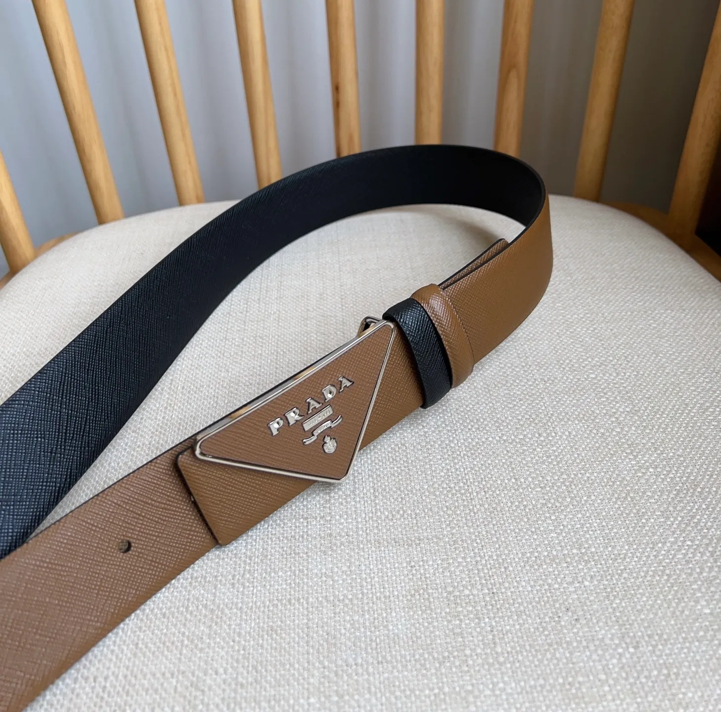 💰460💰Full package💰 💍Purchasing agent level PRADA counter latest model 🎉🎉🎉 This buckle belt is from the multifunctional modular accessories series and can be matched as you like. The triangular logo shows its unique characteristics and modernity through the universal simple silhouette, presenting a refined texture. Width: 3.5cm