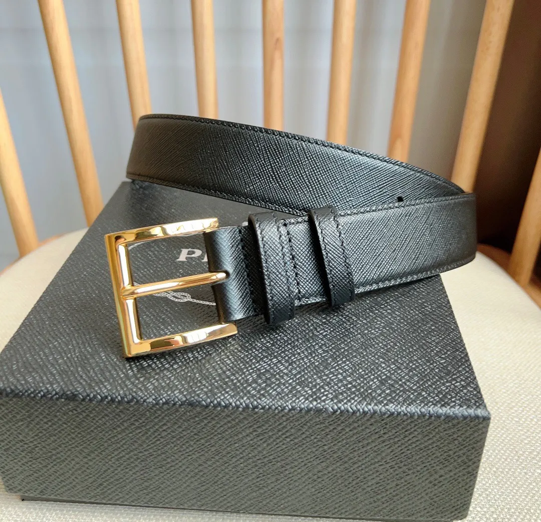 💰480💰Full package💰 💍Purchase-grade latest model from PRADA counters. The tip of this leather belt is decorated with the iconic enameled metal triangle logo. This logo was designed by Mario Prada. It first appeared on the brand's suitcase in 1913. It is unisex and 3.5cm wide.