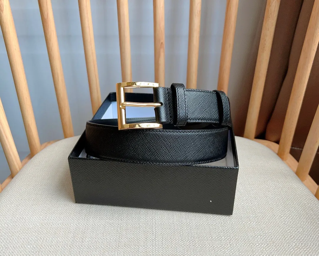 💰480💰Full package💰 💍Purchase-grade latest model from PRADA counters. The tip of this leather belt is decorated with the iconic enameled metal triangle logo. This logo was designed by Mario Prada. It first appeared on the brand's suitcase in 1913. It is unisex and 3.5cm wide.