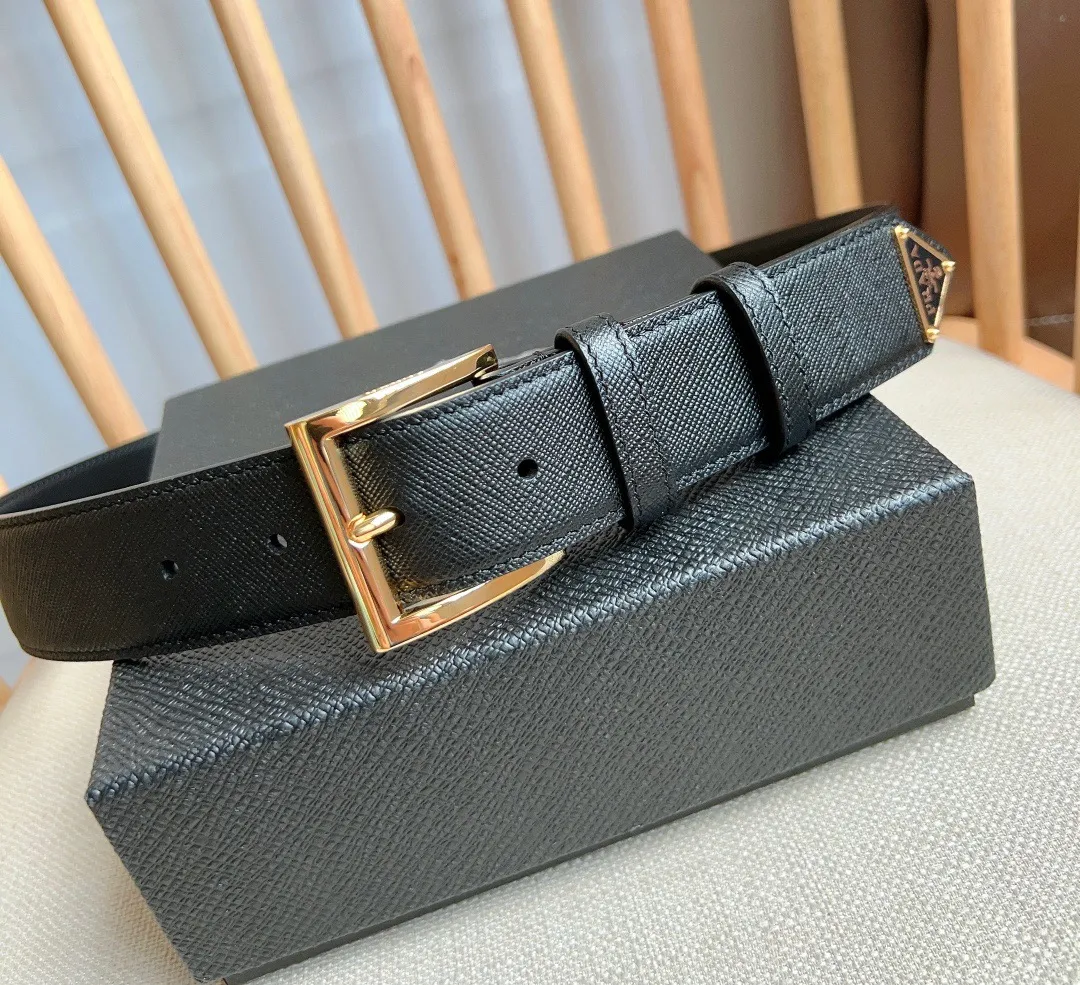💰480💰Full package💰 💍Purchase-grade latest model from PRADA counters. The tip of this leather belt is decorated with the iconic enameled metal triangle logo. This logo was designed by Mario Prada. It first appeared on the brand's suitcase in 1913. It is unisex and 3.5cm wide.