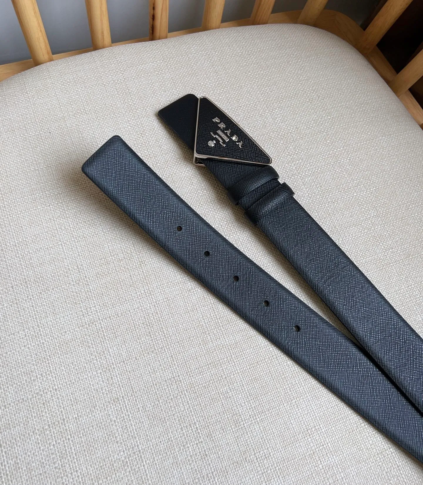 💰460💰Full package💰 💍Purchasing agent level PRADA counter latest model 🎉🎉🎉 This buckle belt is from the multifunctional modular accessories series and can be matched as you like. The triangular logo shows its unique characteristics and modernity through the universal simple silhouette, presenting a refined texture. Width: 3.5cm