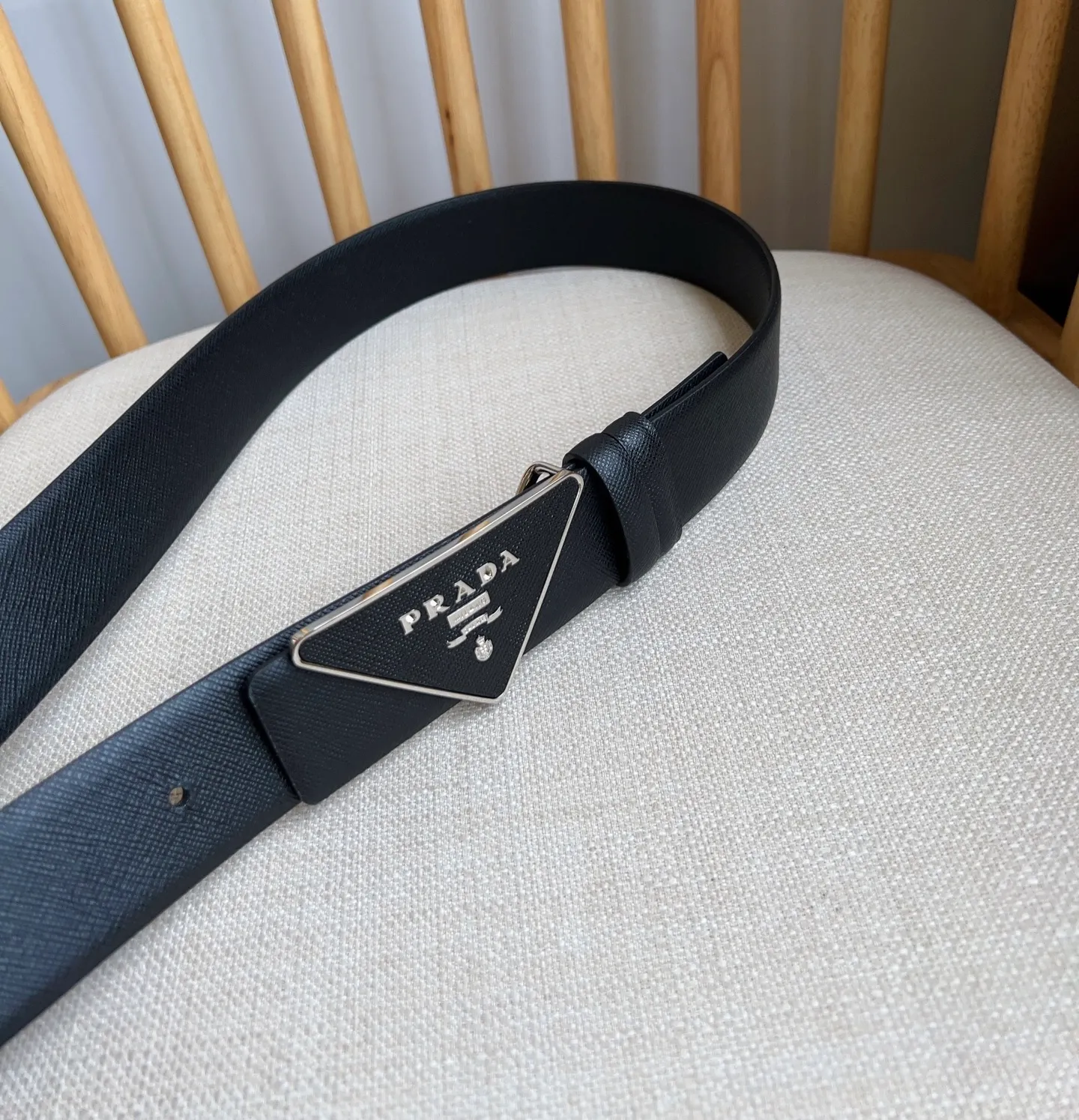 💰460💰Full package💰 💍Purchasing agent level PRADA counter latest model 🎉🎉🎉 This buckle belt is from the multifunctional modular accessories series and can be matched as you like. The triangular logo shows its unique characteristics and modernity through the universal simple silhouette, presenting a refined texture. Width: 3.5cm