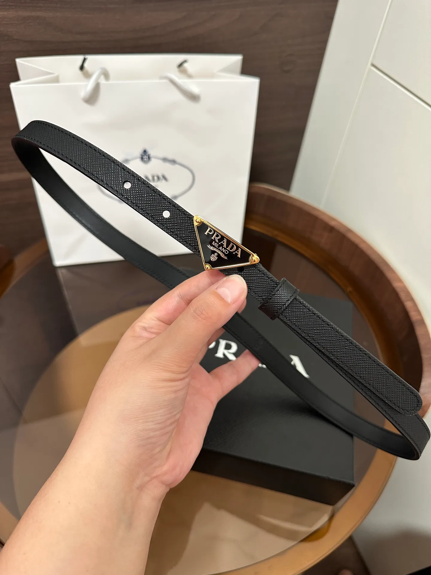 💰460💰Full package💰 💍Purchase level Prada⚡️Suede leather belt ⚡️This suede leather belt uses a fashionable and exquisite design to highlight your personality🌹It is more refined with a metal buckle, reminiscent of the iconic triangle logo⚡️The metal buckle is embellished with an enamel-coated triangle metal logo⚡️Width 1.5cm