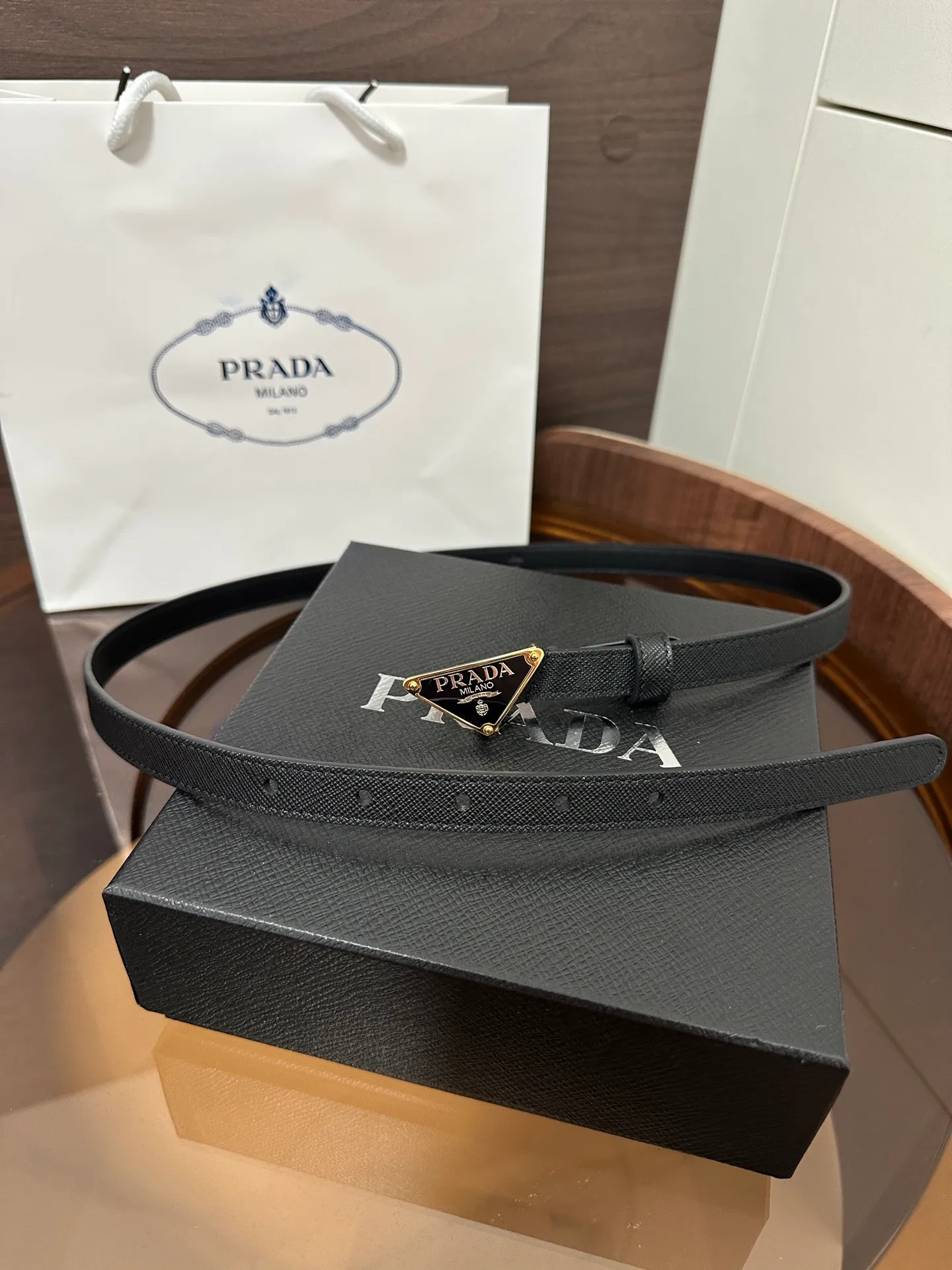 💰460💰Full package💰 💍Purchase level Prada⚡️Suede leather belt ⚡️This suede leather belt uses a fashionable and exquisite design to highlight your personality🌹It is more refined with a metal buckle, reminiscent of the iconic triangle logo⚡️The metal buckle is embellished with an enamel-coated triangle metal logo⚡️Width 1.5cm