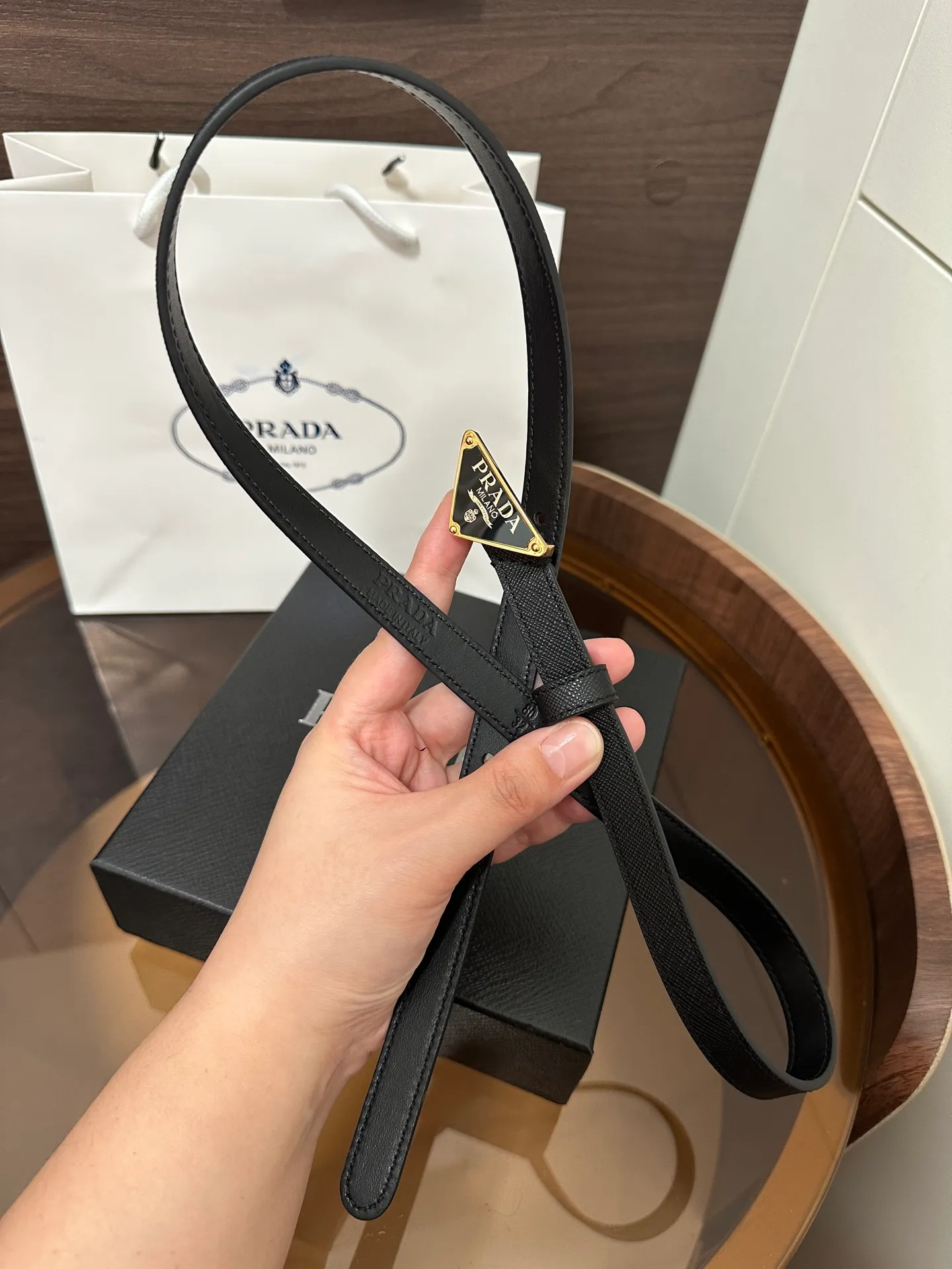 💰460💰Full package💰 💍Purchase level Prada⚡️Suede leather belt ⚡️This suede leather belt uses a fashionable and exquisite design to highlight your personality🌹It is more refined with a metal buckle, reminiscent of the iconic triangle logo⚡️The metal buckle is embellished with an enamel-coated triangle metal logo⚡️Width 1.5cm