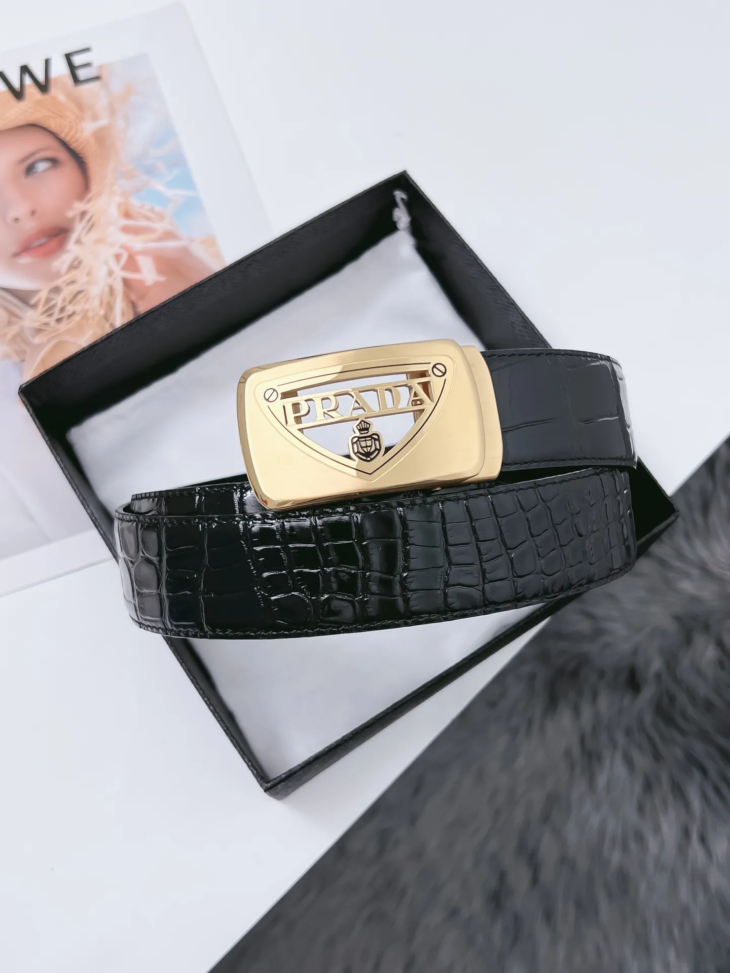 💰440💰Authentic packaging💰 💍Purchase-grade Prada stainless steel automatic buckle belt, width 3.5CM KGB2I180, high-quality style, high-end and durable. The imported top layer simulates crocodile belly patterns, which are comparable to real crocodiles, and the durability and patterns are very similar. Bottom leather: cowhide imported from Italy, pure imported to ensure durability. Button head: 316 stainless steel buckle (gold, silver) Size; 100-125CM (can be cut) Packaging: full set of packaging