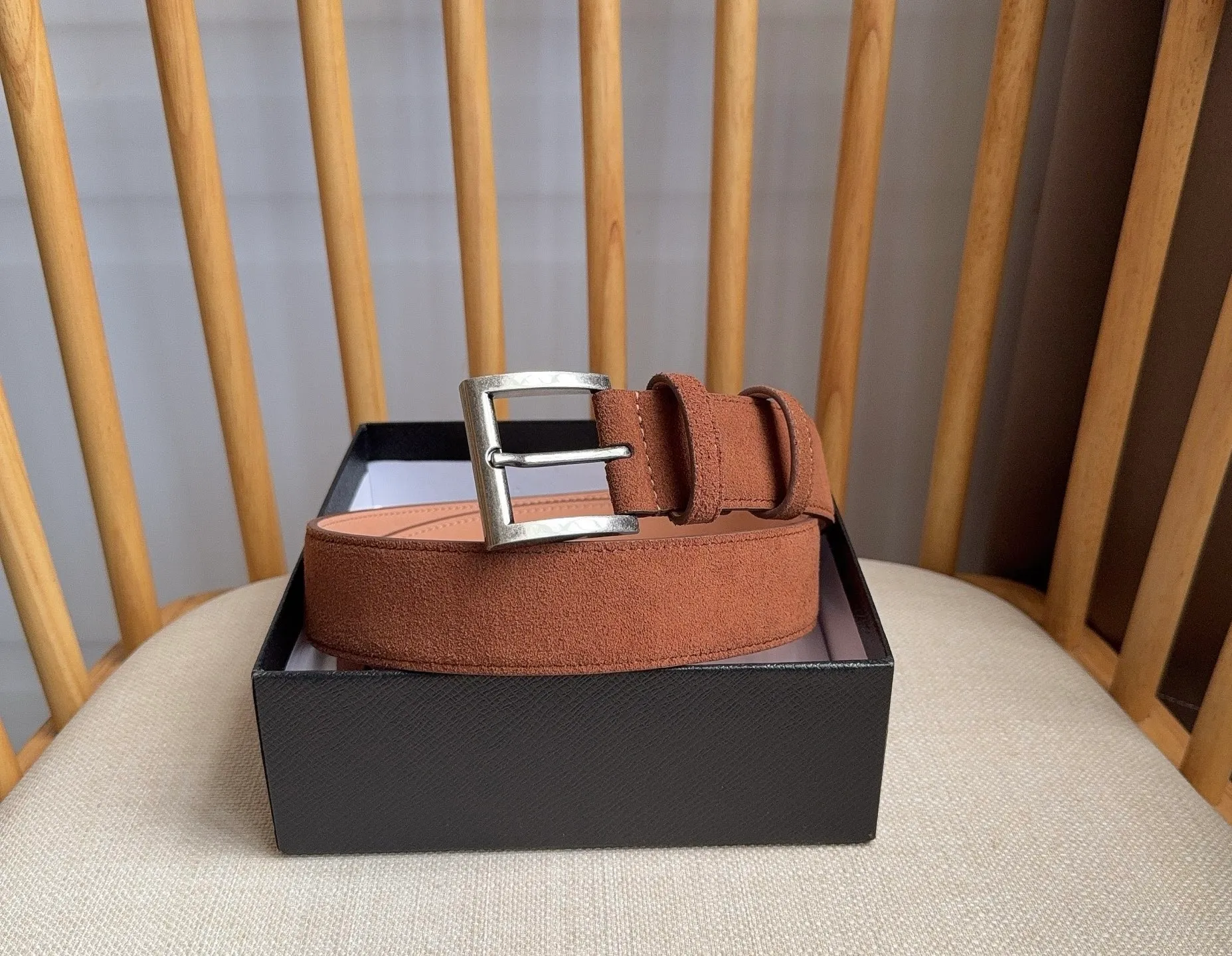 💰480💰Full package💰 💍Purchase-grade PRADA (Prada) ⚡️🌹The latest model at the counter. This suede leather belt has a simple yet exquisite style. The end is eye-catchingly decorated with an enamel triangular metal logo⚡️🌹It is the brand's iconic material. Unisex Width 3.5cm