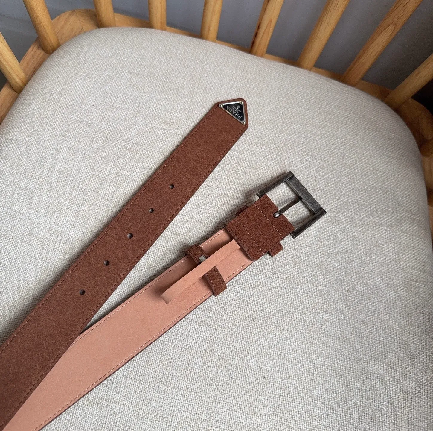 💰480💰Full package💰 💍Purchase-grade PRADA (Prada) ⚡️🌹The latest model at the counter. This suede leather belt has a simple yet exquisite style. The end is eye-catchingly decorated with an enamel triangular metal logo⚡️🌹It is the brand's iconic material. Unisex Width 3.5cm