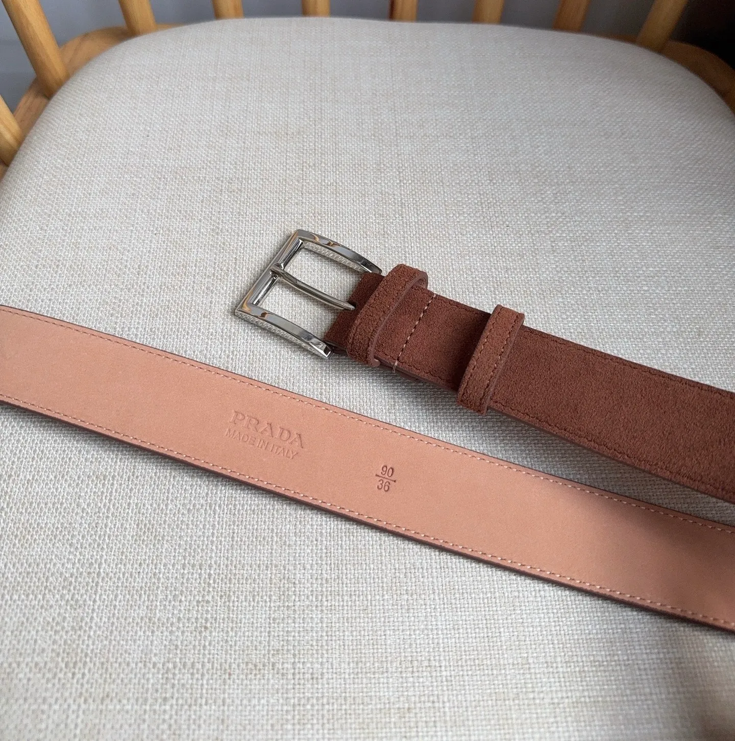 💰480💰Full package💰 💍Purchase-grade PRADA (Prada) ⚡️🌹The latest model at the counter. This suede leather belt has a simple yet exquisite style. The end is eye-catchingly decorated with an enamel triangular metal logo⚡️🌹It is the brand's iconic material. Unisex Width 3.5cm