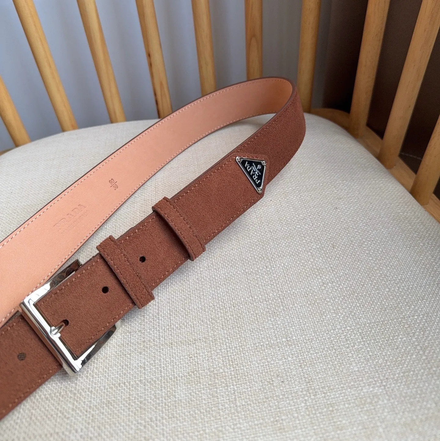 💰480💰Full package💰 💍Purchase-grade PRADA (Prada) ⚡️🌹The latest model at the counter. This suede leather belt has a simple yet exquisite style. The end is eye-catchingly decorated with an enamel triangular metal logo⚡️🌹It is the brand's iconic material. Unisex Width 3.5cm
