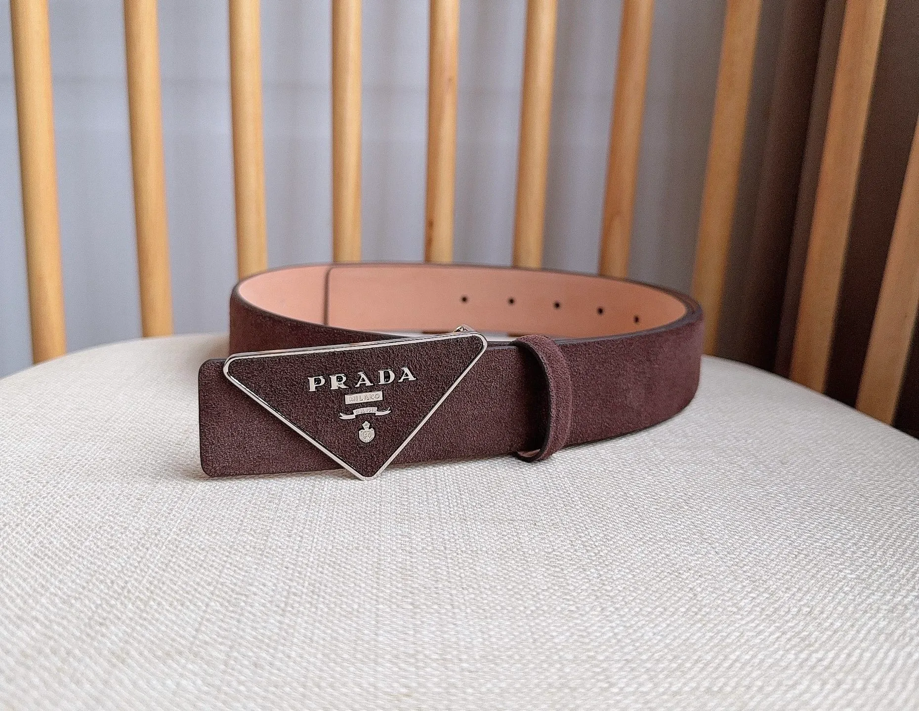 💰460💰Full package💰 💍Purchase level PRADA (Prada) ⚡️🌹Latest model at the counter 🎉🎉🎉 This soft suede leather belt has a simple and exquisite design. The triangular logo metal buckle adds the finishing touch to modern accessories. It has unique features and modernity, presenting a refined texture. ⚡️🌹Width: 3.5cm