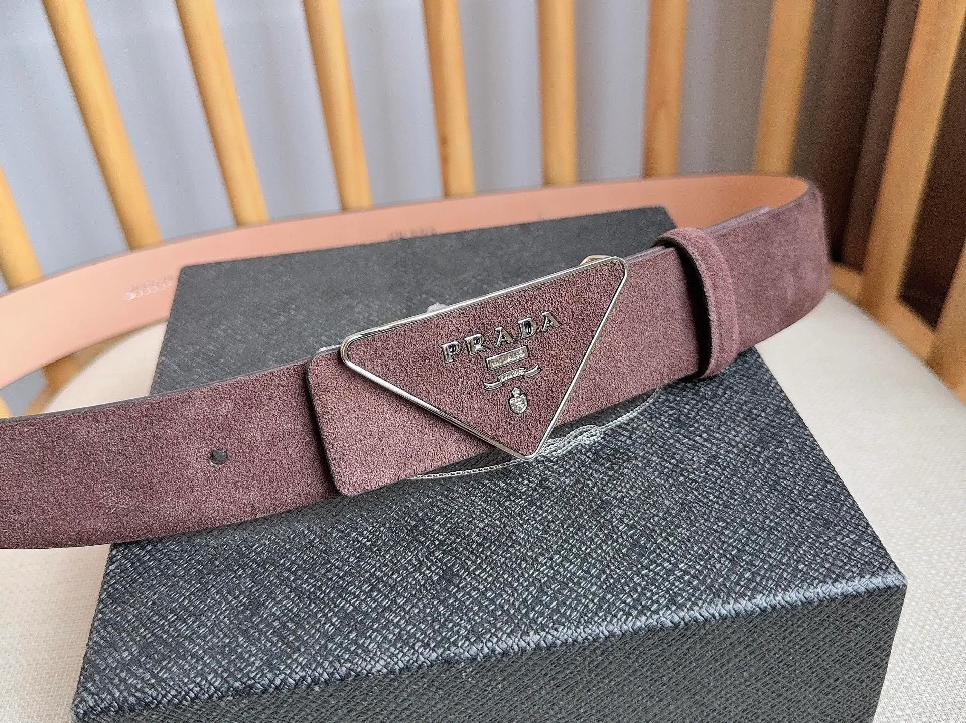 💰460💰Full package💰 💍Purchase level PRADA (Prada) ⚡️🌹Latest model at the counter 🎉🎉🎉 This soft suede leather belt has a simple and exquisite design. The triangular logo metal buckle adds the finishing touch to modern accessories. It has unique features and modernity, presenting a refined texture. ⚡️🌹Width: 3.5cm