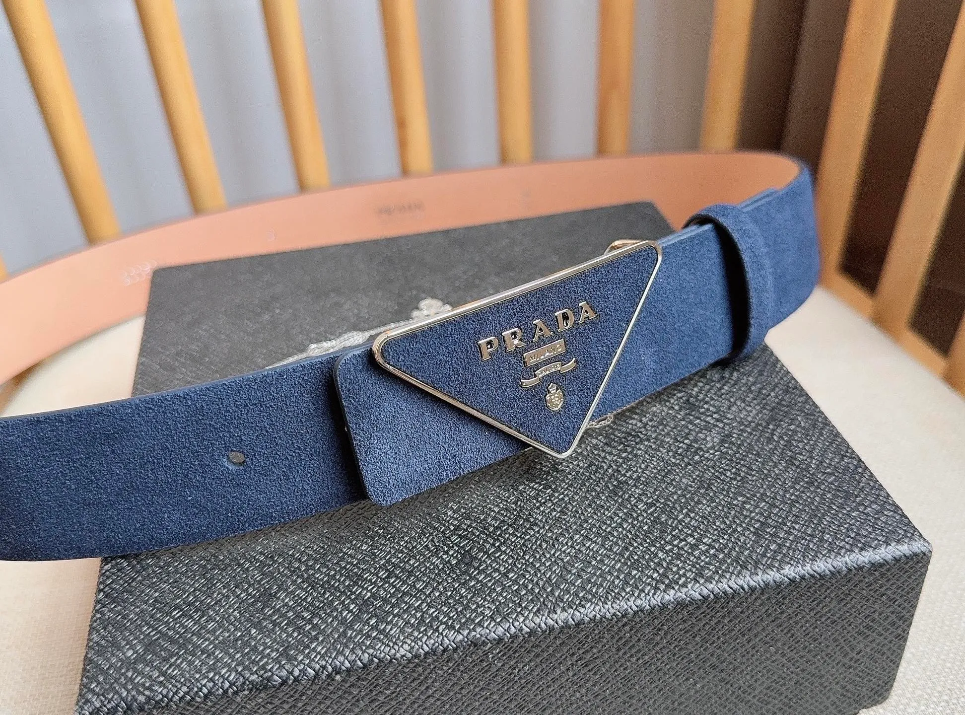 💰460💰Full package💰 💍Purchase level PRADA (Prada) ⚡️🌹Latest model at the counter 🎉🎉🎉 This soft suede leather belt has a simple and exquisite design. The triangular logo metal buckle adds the finishing touch to modern accessories. It has unique features and modernity, presenting a refined texture. ⚡️🌹Width: 3.5cm