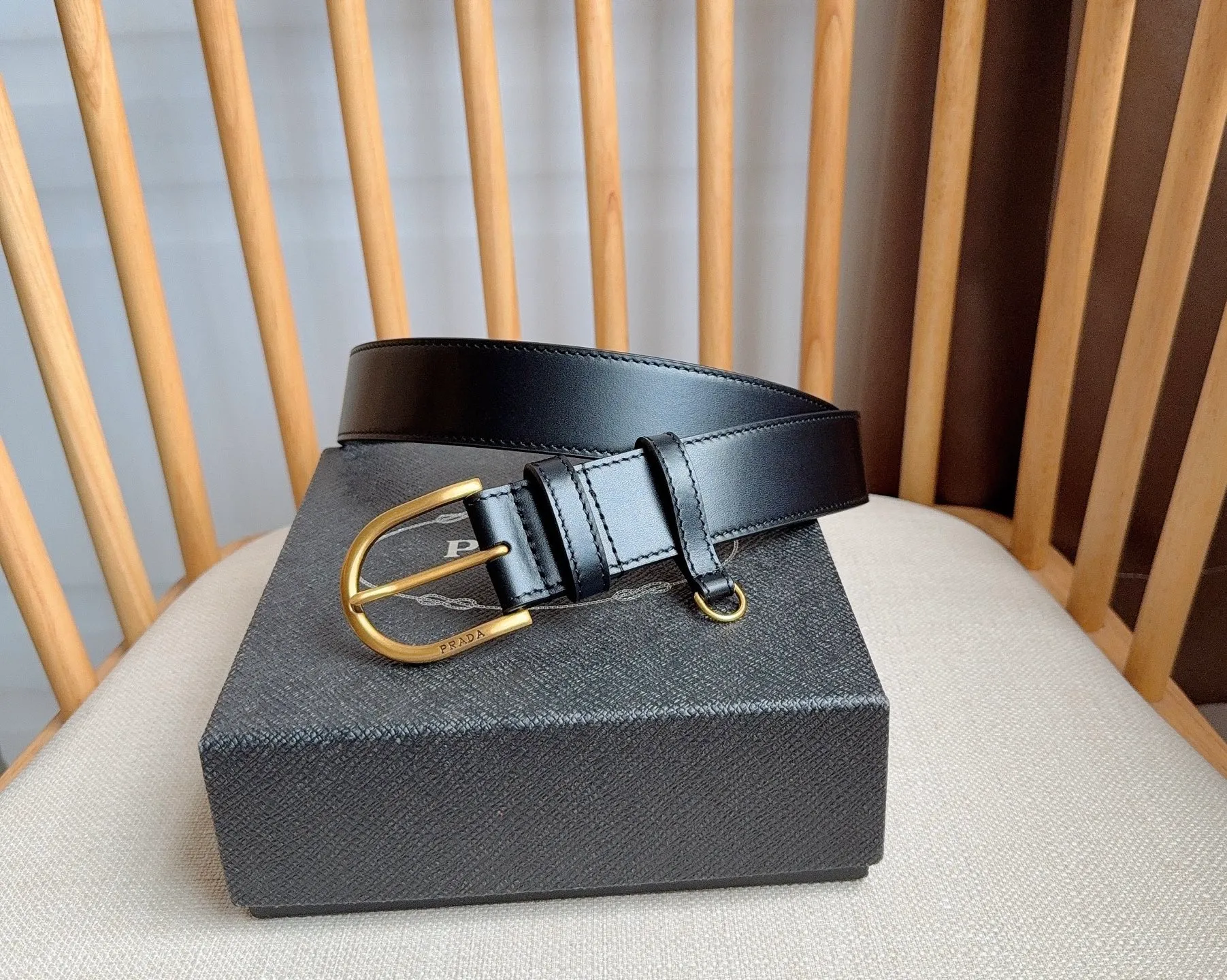 💰460💰Full package💰 💍Purchasing agent level PRADA⚡️🌹The latest model at the counter 🎉🎉🎉 This belt shows contemporary style with exquisite handmade details. It is made of leather and has a metal buckle to outline a smooth arc. As a finishing touch, it has unique characteristics and modernity, presenting a refined texture. Width: 3.5cm