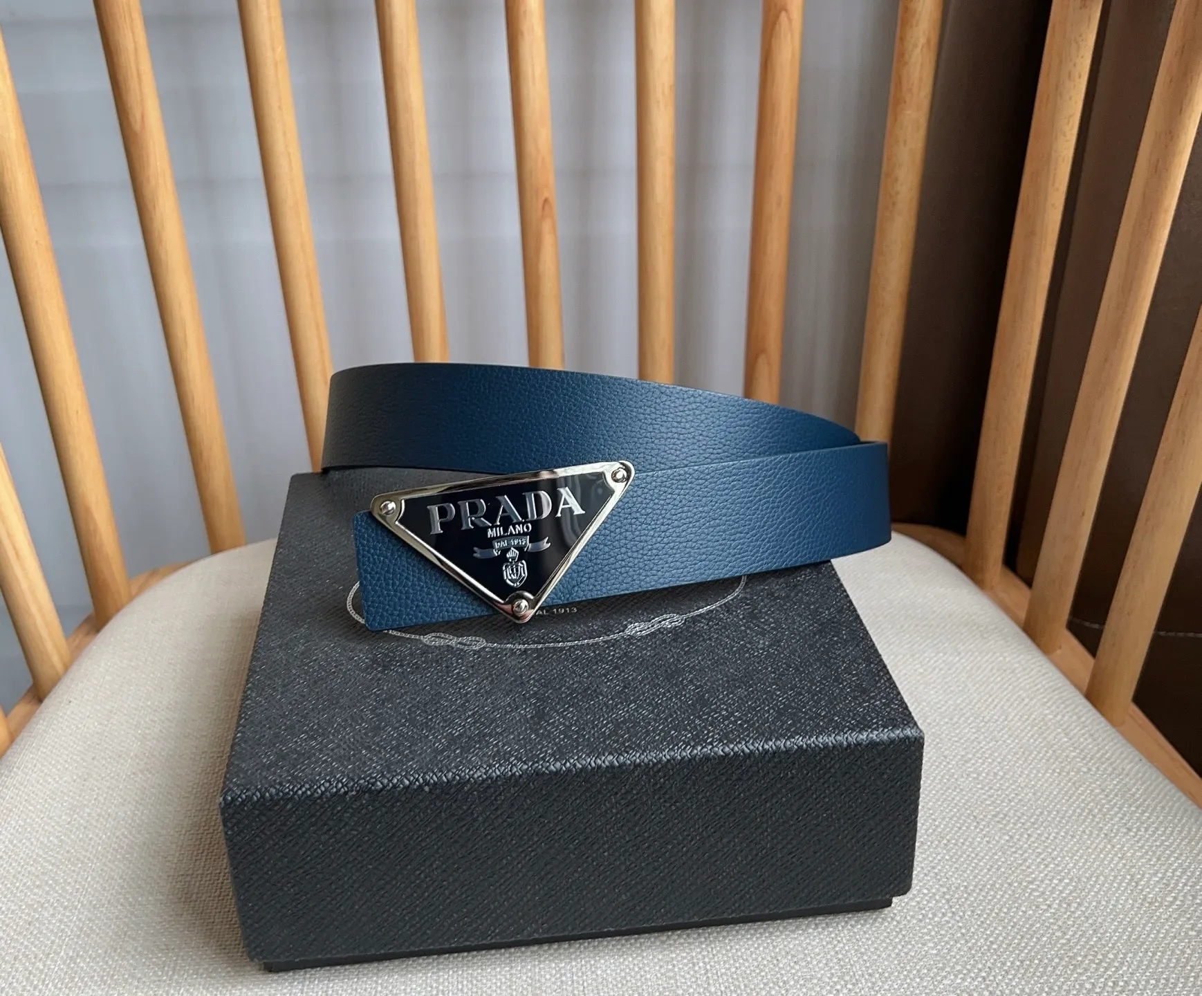 💰480💰Complete package💰 💍Purchasing-grade latest model from PRADA counter 🎉🎉🎉 This buckle-style belt is from the multifunctional modular accessories series and can be matched as you like. The triangular logo shows its unique characteristics and modernity through the universal simple silhouette, presenting a refined texture. Width: 3.5cm
