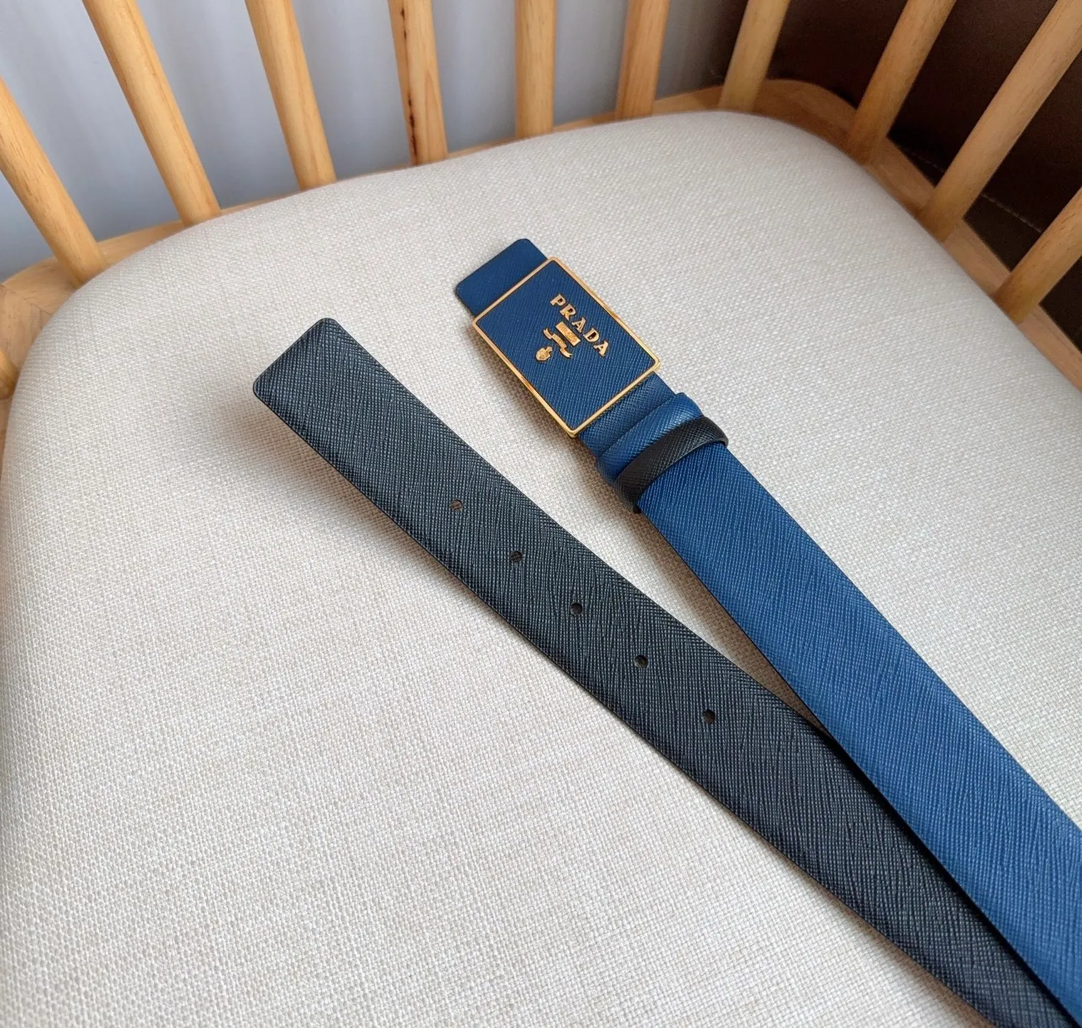 💰460💰Full package💰 💍Purchase-grade latest model from PRADA counter 🎉🎉🎉 This buckle-style belt is from the multi-functional combined accessories series and can be matched as you like. The buckle is decorated with an engraved logo. The simple silhouette shows unique characteristics and modernity, presenting a refined texture. Width: 3.5cm