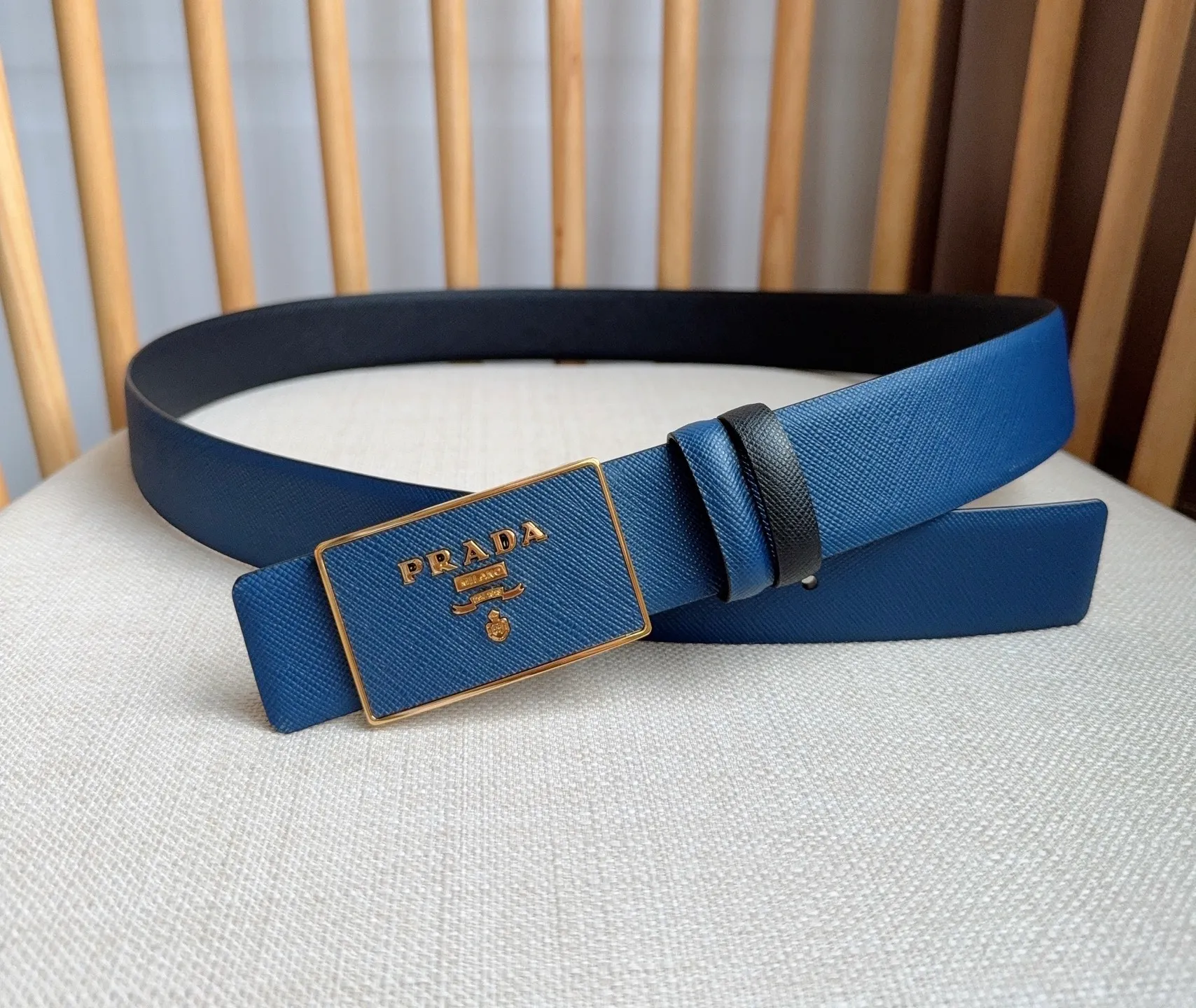 💰460💰Full package💰 💍Purchase-grade latest model from PRADA counter 🎉🎉🎉 This buckle-style belt is from the multi-functional combined accessories series and can be matched as you like. The buckle is decorated with an engraved logo. The simple silhouette shows unique characteristics and modernity, presenting a refined texture. Width: 3.5cm