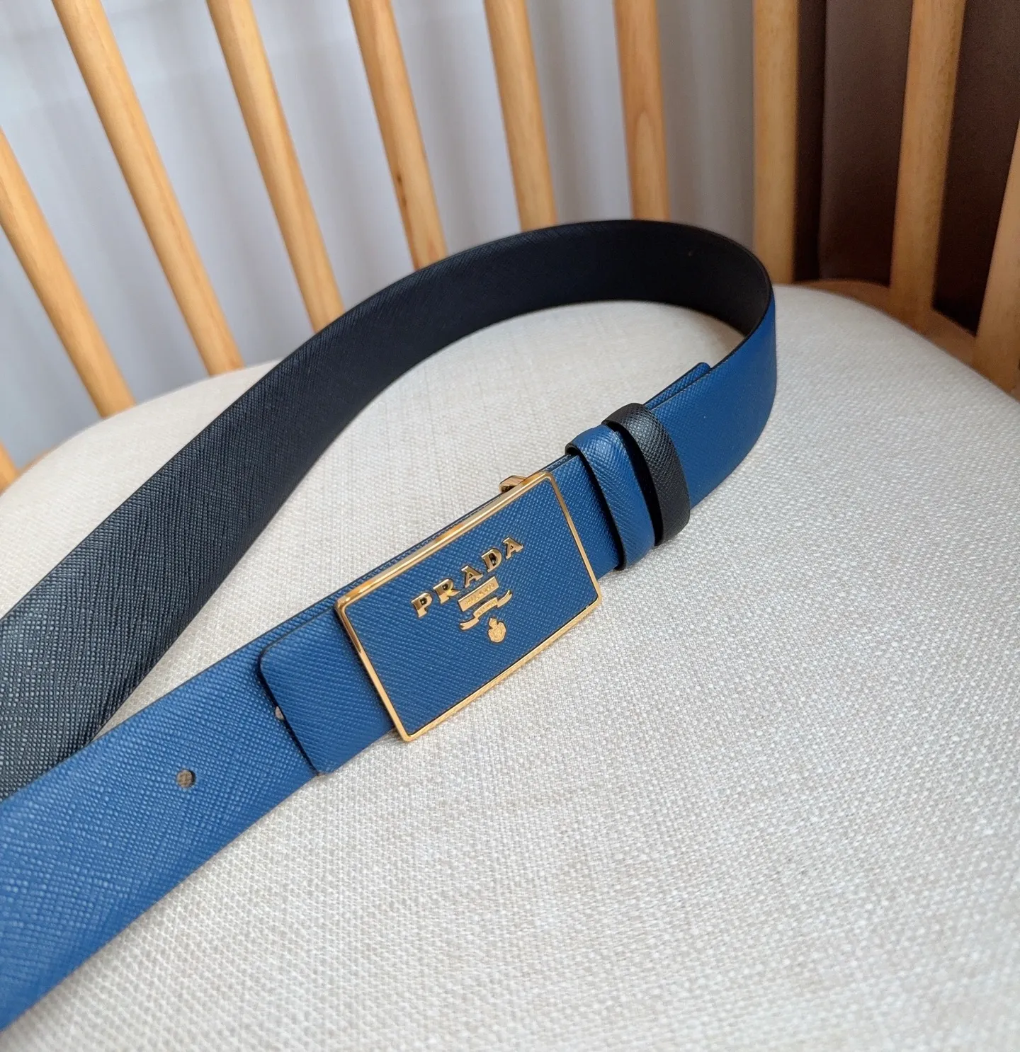 💰460💰Full package💰 💍Purchase-grade latest model from PRADA counter 🎉🎉🎉 This buckle-style belt is from the multi-functional combined accessories series and can be matched as you like. The buckle is decorated with an engraved logo. The simple silhouette shows unique characteristics and modernity, presenting a refined texture. Width: 3.5cm