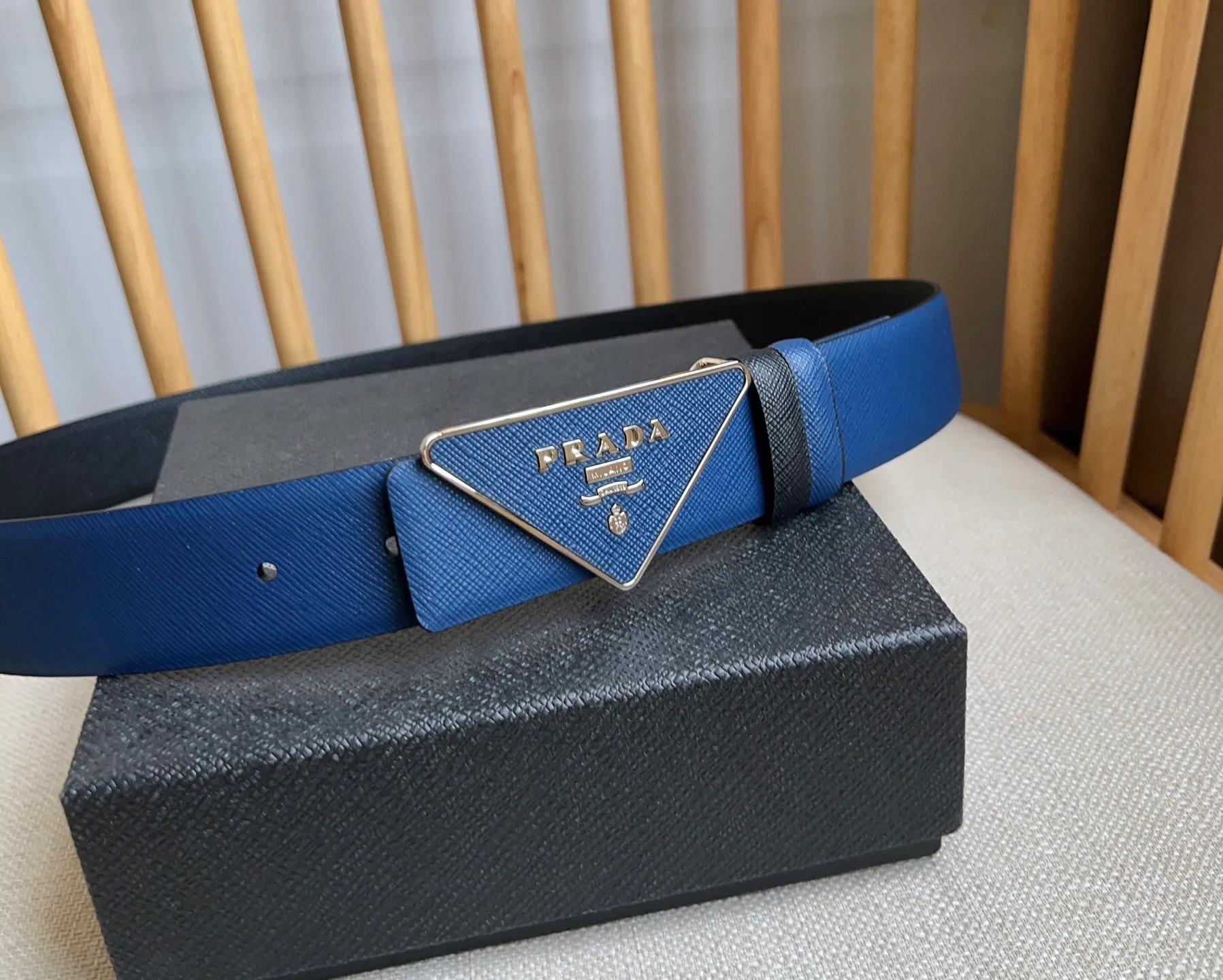 💰460💰Full package💰 💍Purchasing agent level PRADA counter latest model 🎉🎉🎉 This buckle belt is from the multifunctional modular accessories series and can be matched as you like. The triangular logo shows its unique characteristics and modernity through the universal simple silhouette, presenting a refined texture. Width: 3.5cm