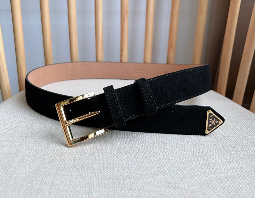 💰480💰Full package💰 💍Purchase-grade PRADA (Prada) ⚡️🌹The latest model at the counter. This suede leather belt has a simple yet exquisite style. The end is eye-catchingly decorated with an enamel triangular metal logo⚡️🌹It is the brand's iconic material. Unisex Width 3.5cm