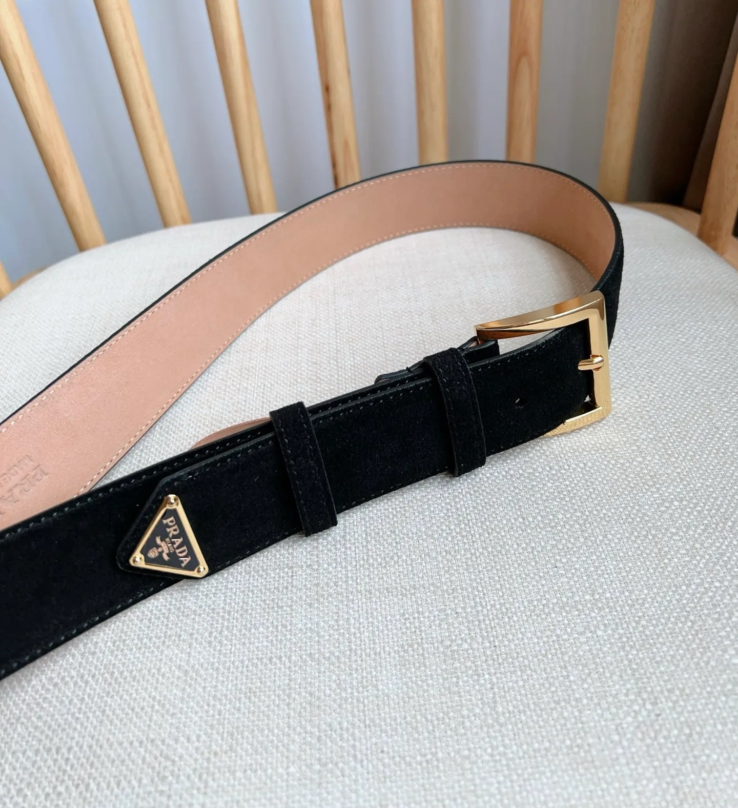 💰480💰Full package💰 💍Purchase-grade PRADA (Prada) ⚡️🌹The latest model at the counter. This suede leather belt has a simple yet exquisite style. The end is eye-catchingly decorated with an enamel triangular metal logo⚡️🌹It is the brand's iconic material. Unisex Width 3.5cm